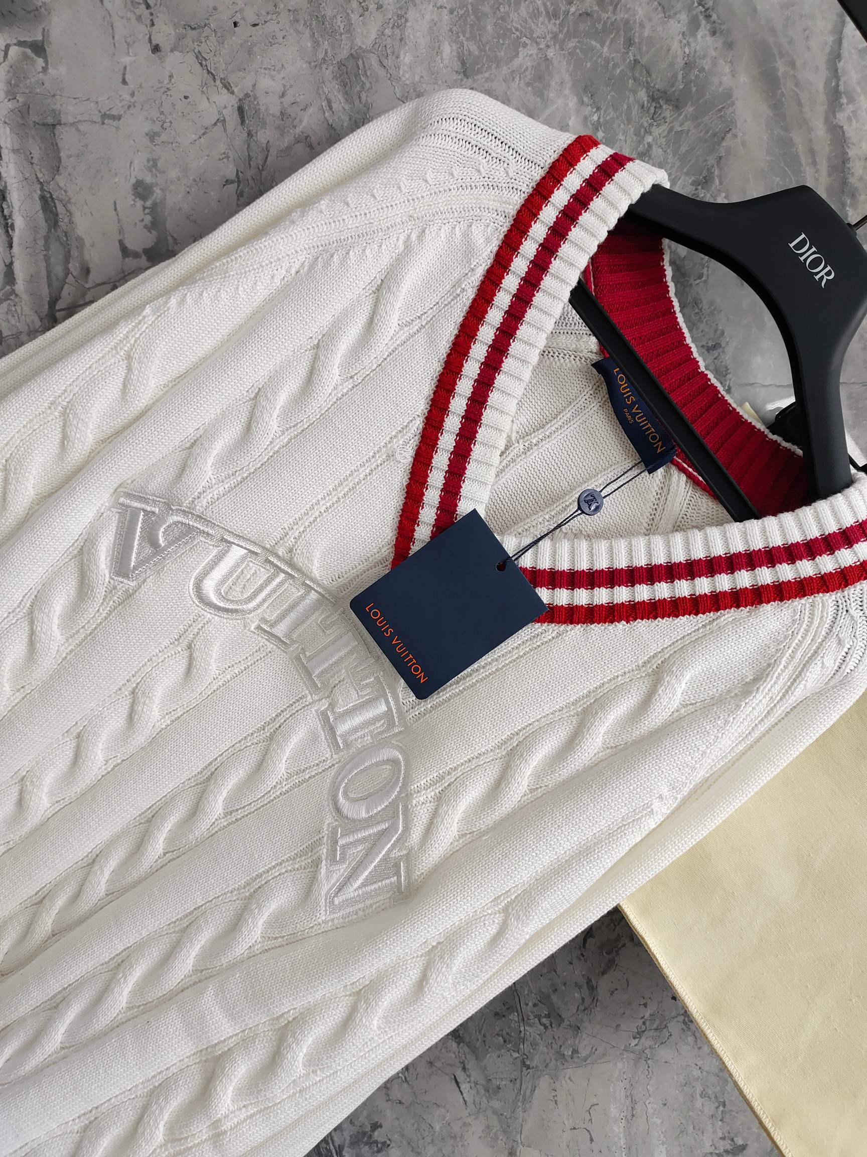 Bagsaaa L0vis Vvtt0n Preppy V-Neck Cable Pullover in white with red stripes