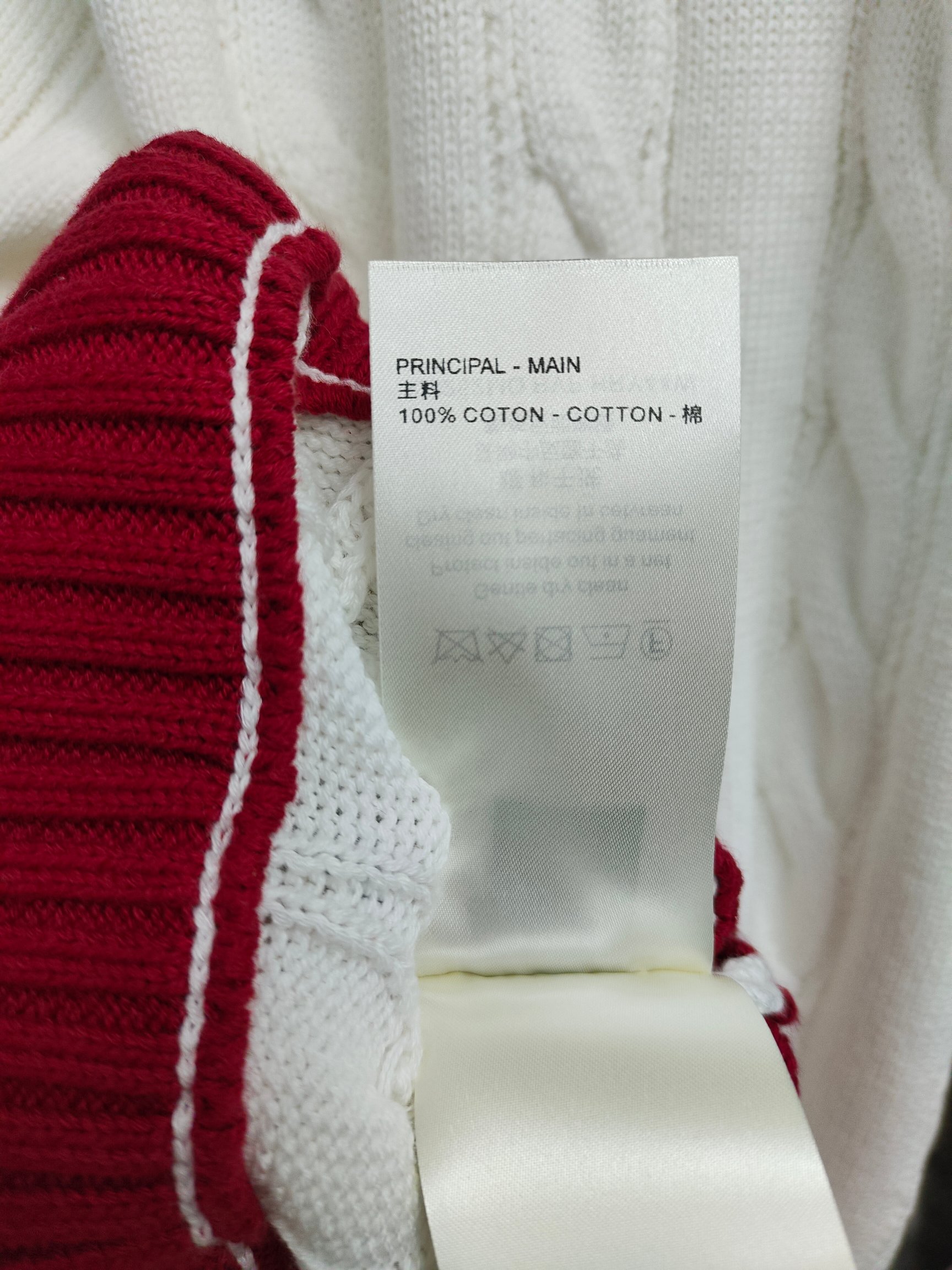 Bagsaaa L0vis Vvtt0n Preppy V-Neck Cable Pullover in white with red stripes