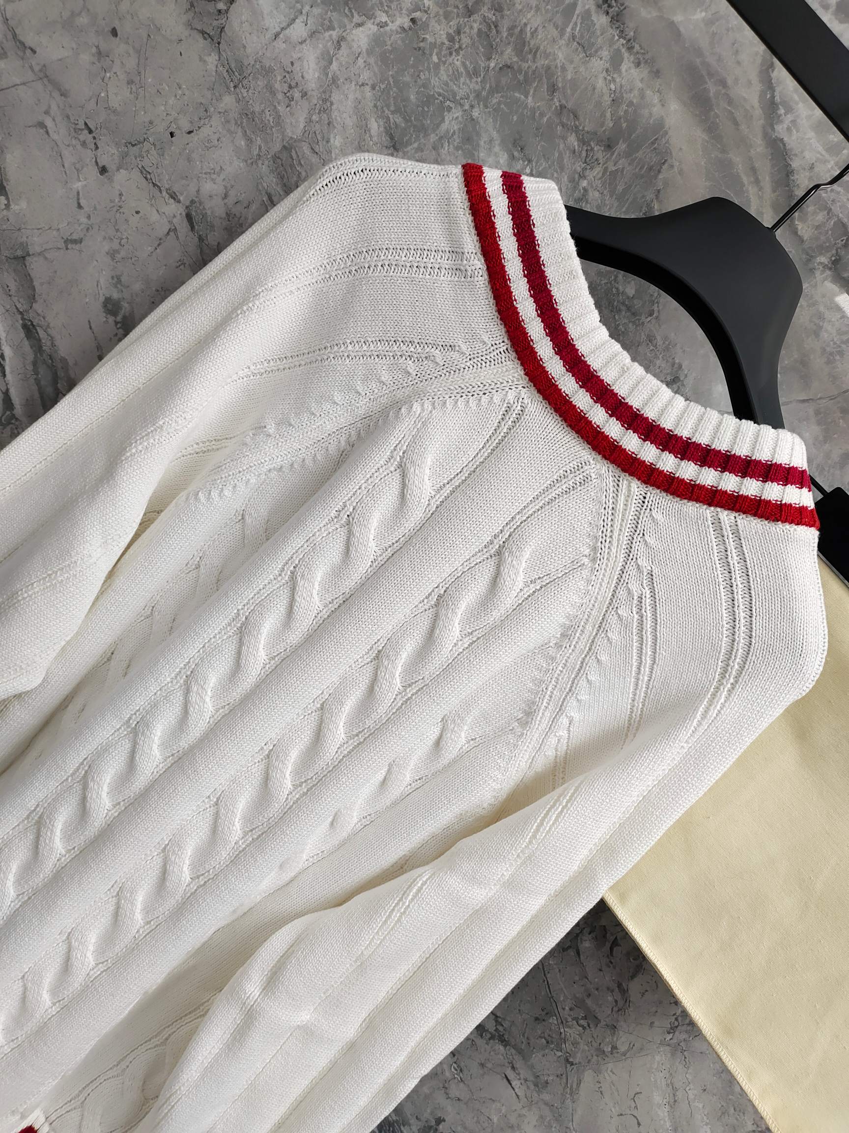Bagsaaa L0vis Vvtt0n Preppy V-Neck Cable Pullover in white with red stripes