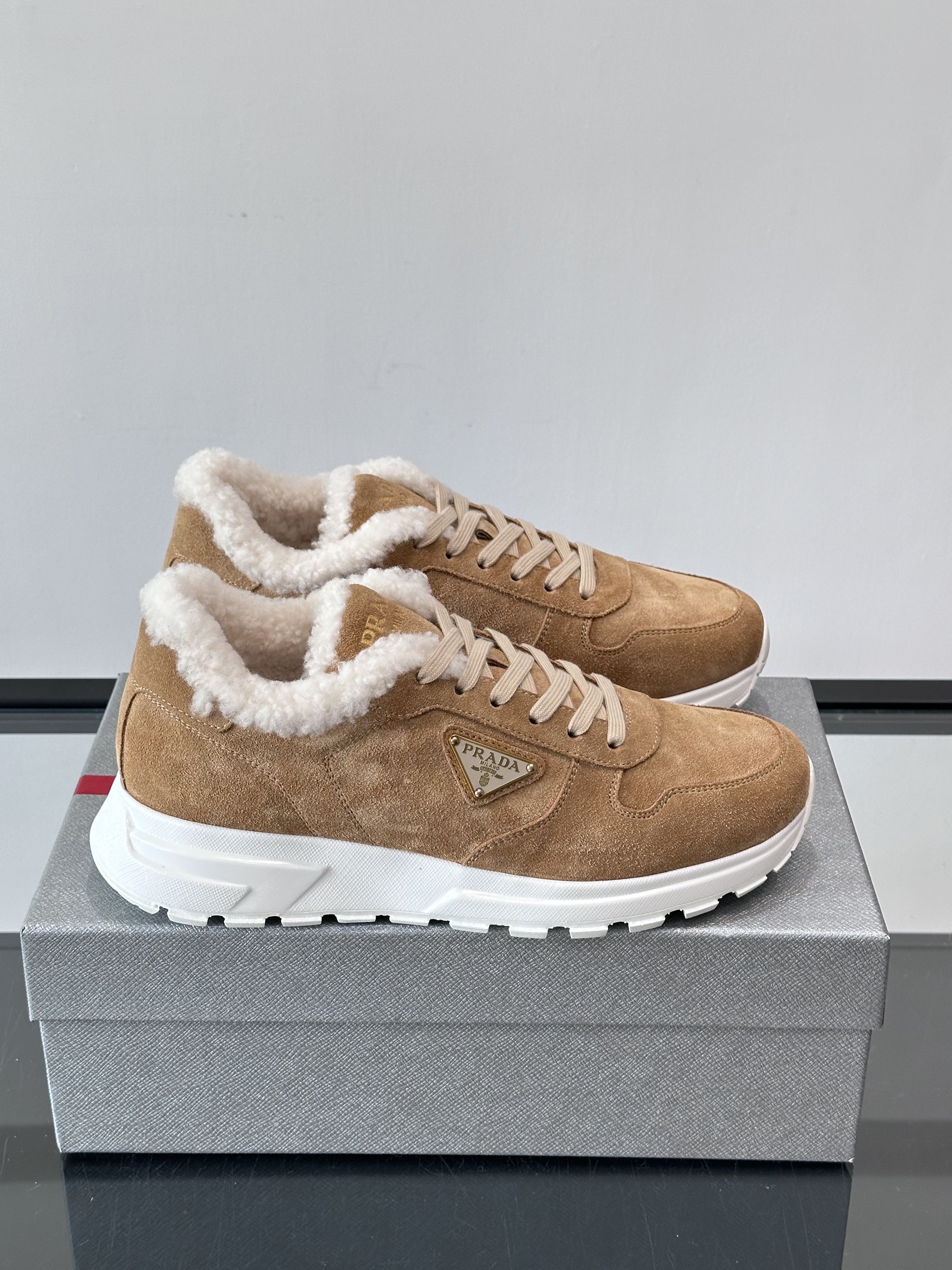 Bagsaaa Pra*a Prax suede sneakers with shearling trim beige