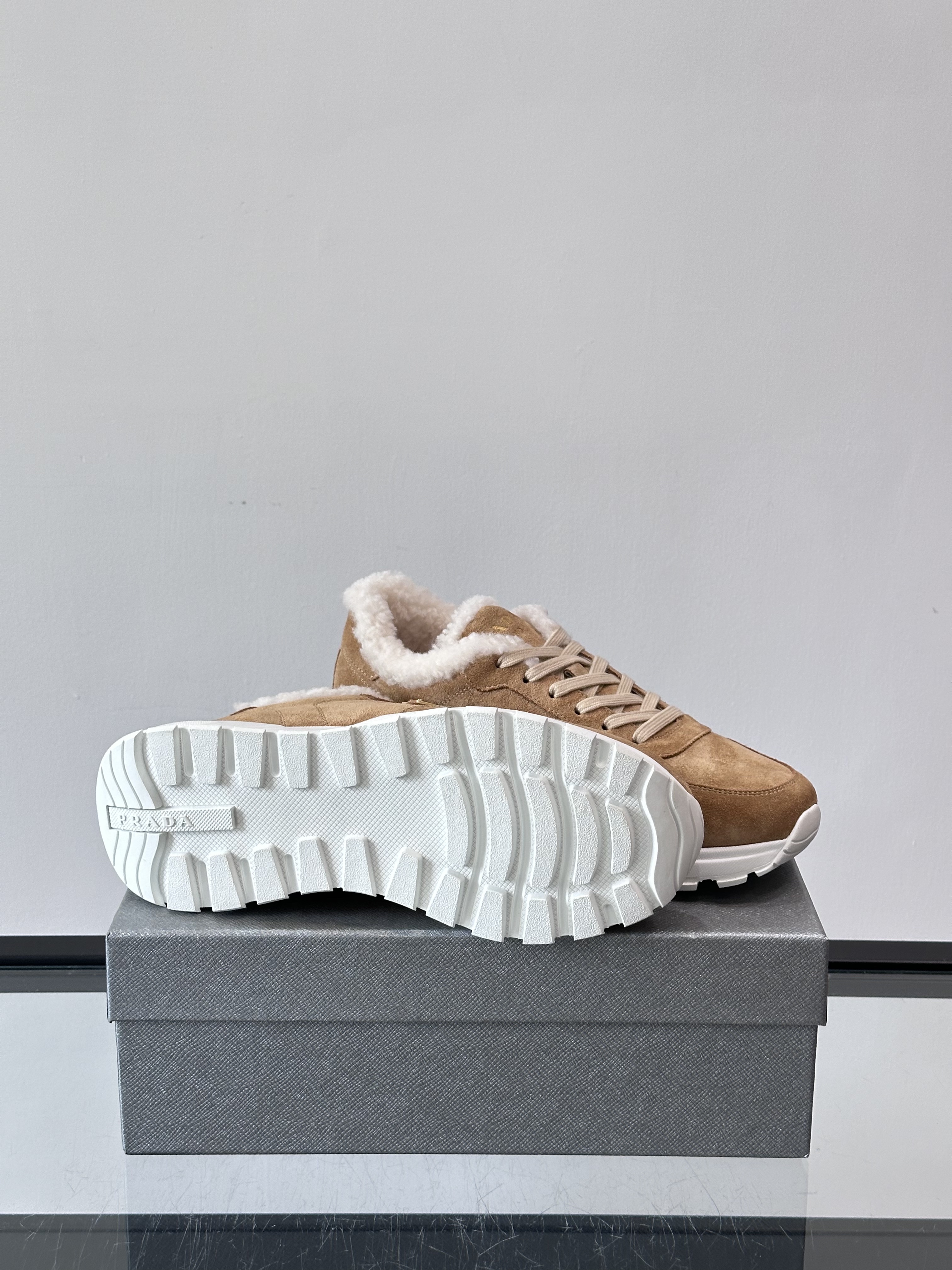 Bagsaaa Pra*a Prax suede sneakers with shearling trim beige
