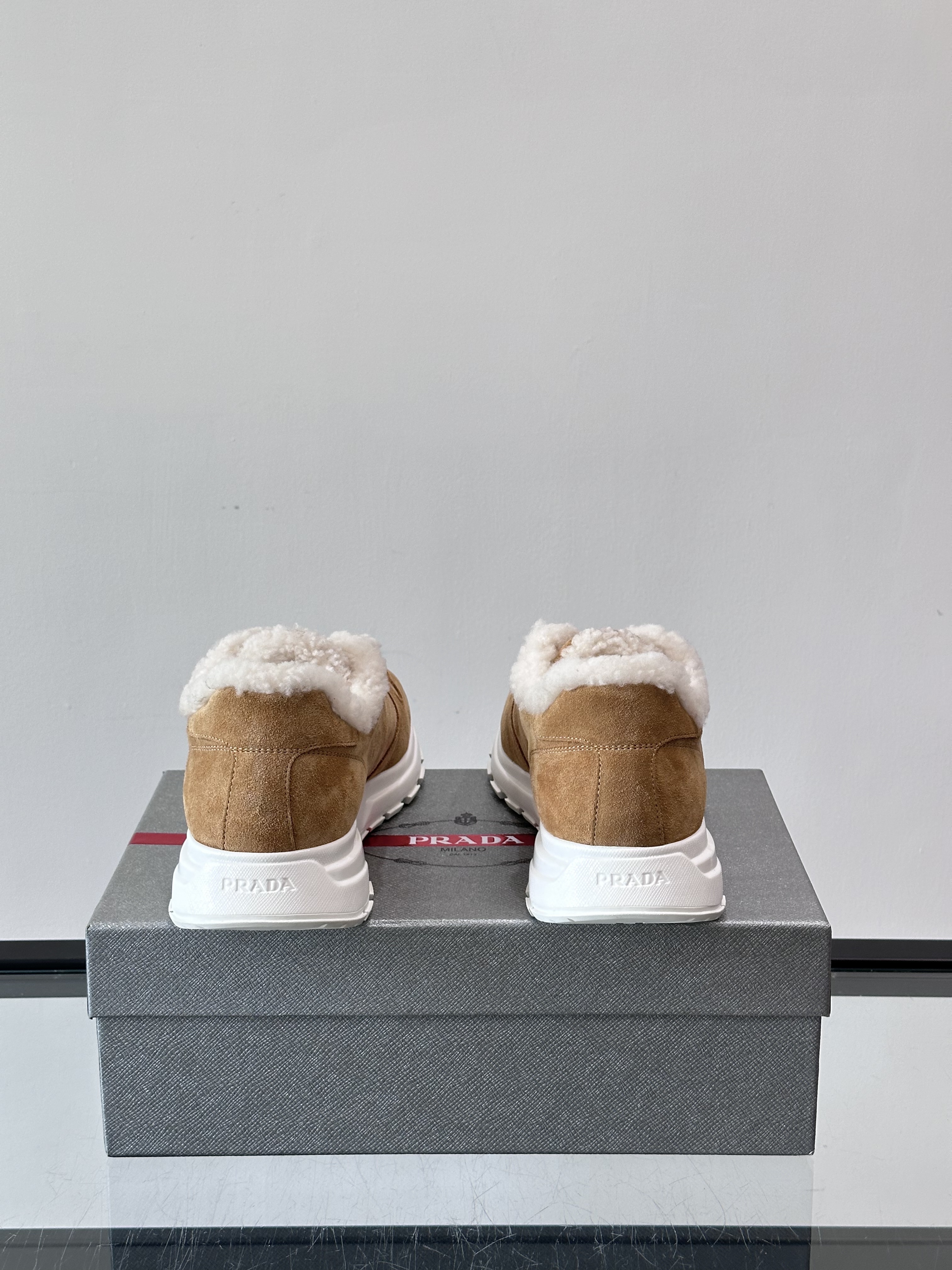 Bagsaaa Pra*a Prax suede sneakers with shearling trim beige