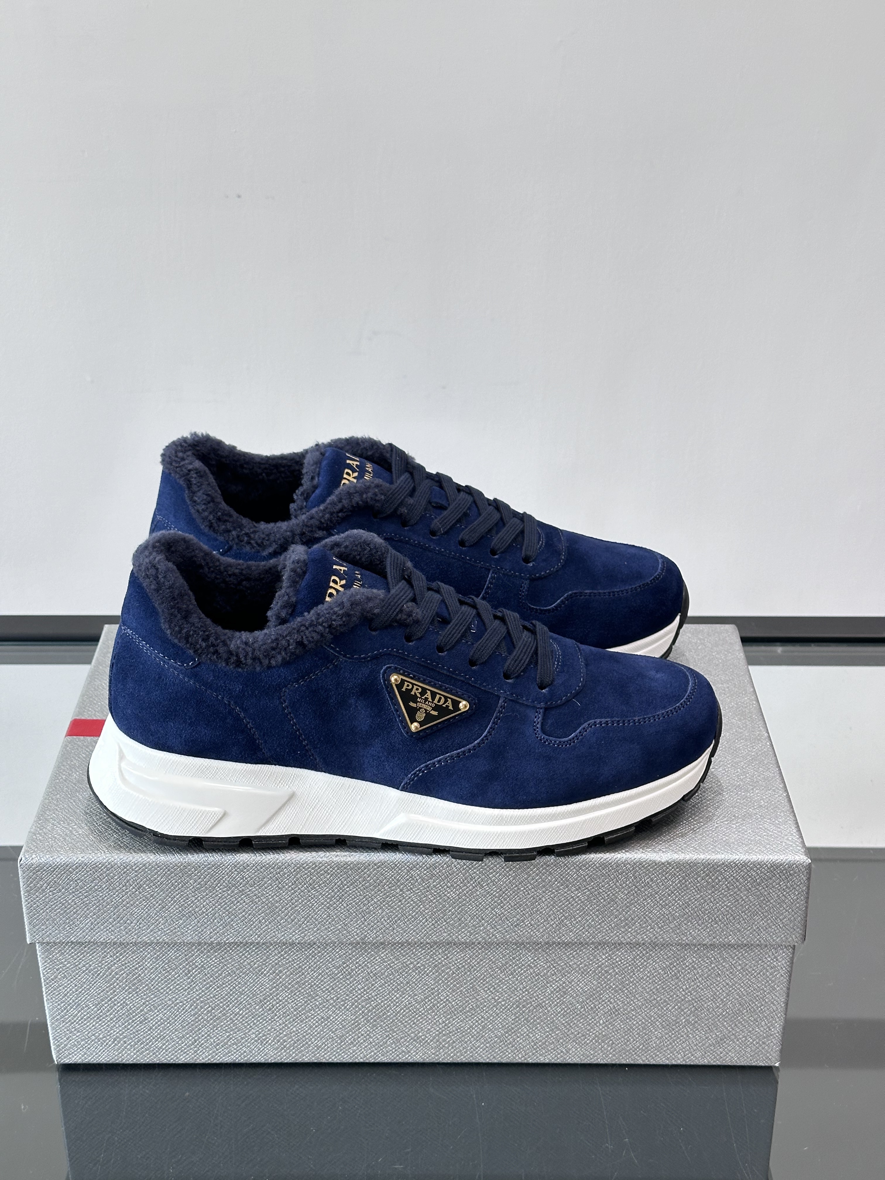 Bagsaaa Pra*a Prax suede sneakers with shearling trim dark blue