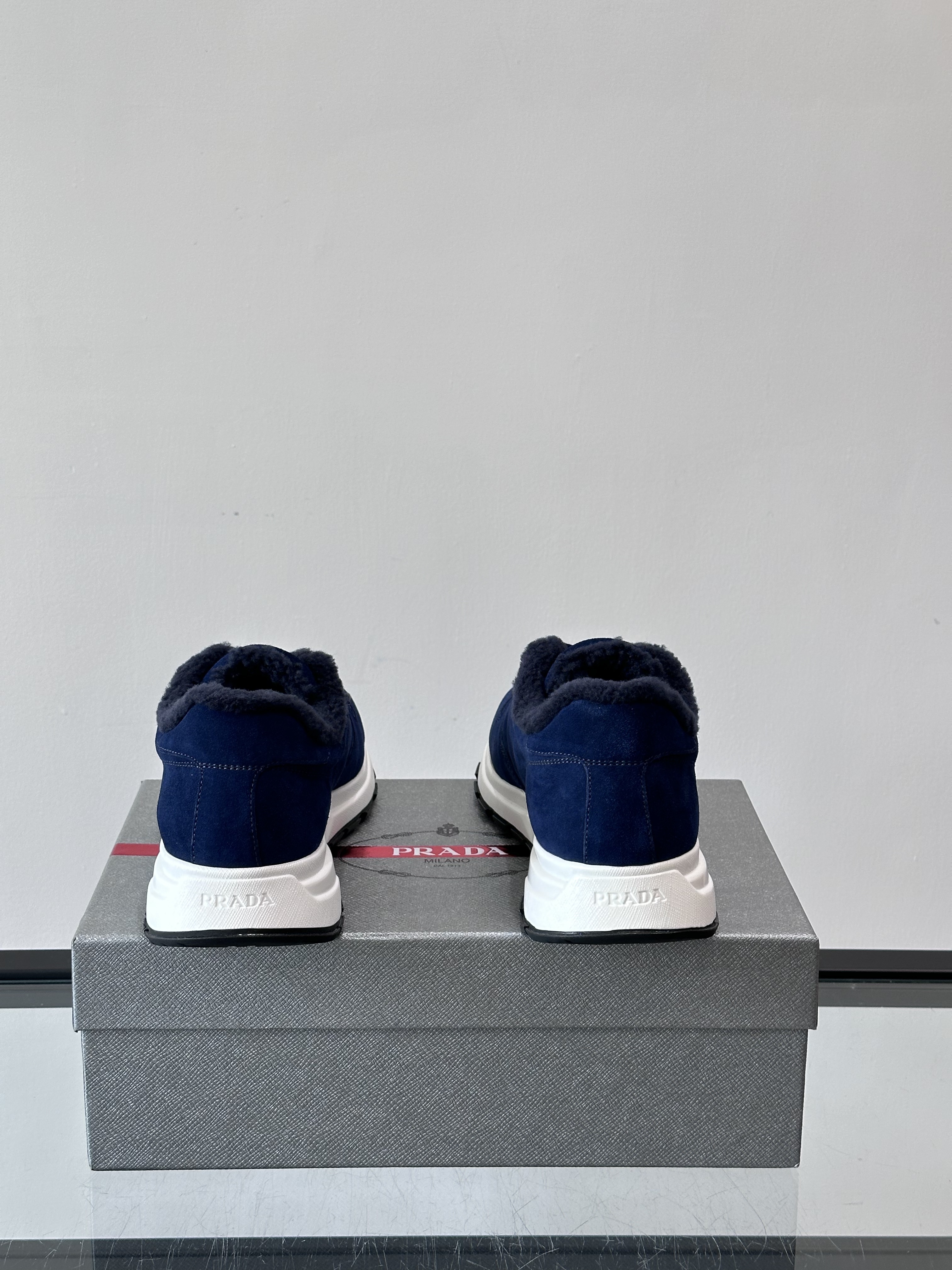 Bagsaaa Pra*a Prax suede sneakers with shearling trim dark blue