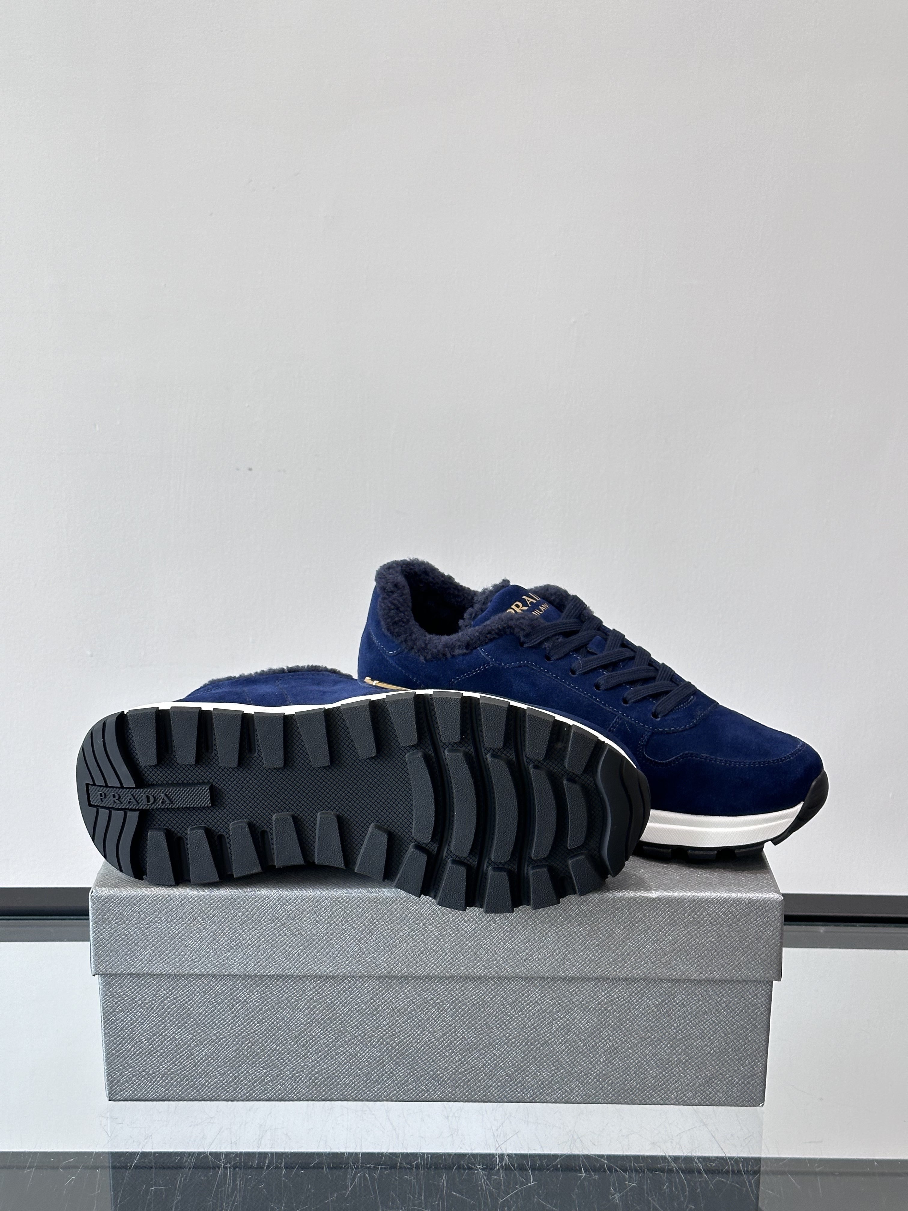 Bagsaaa Pra*a Prax suede sneakers with shearling trim dark blue