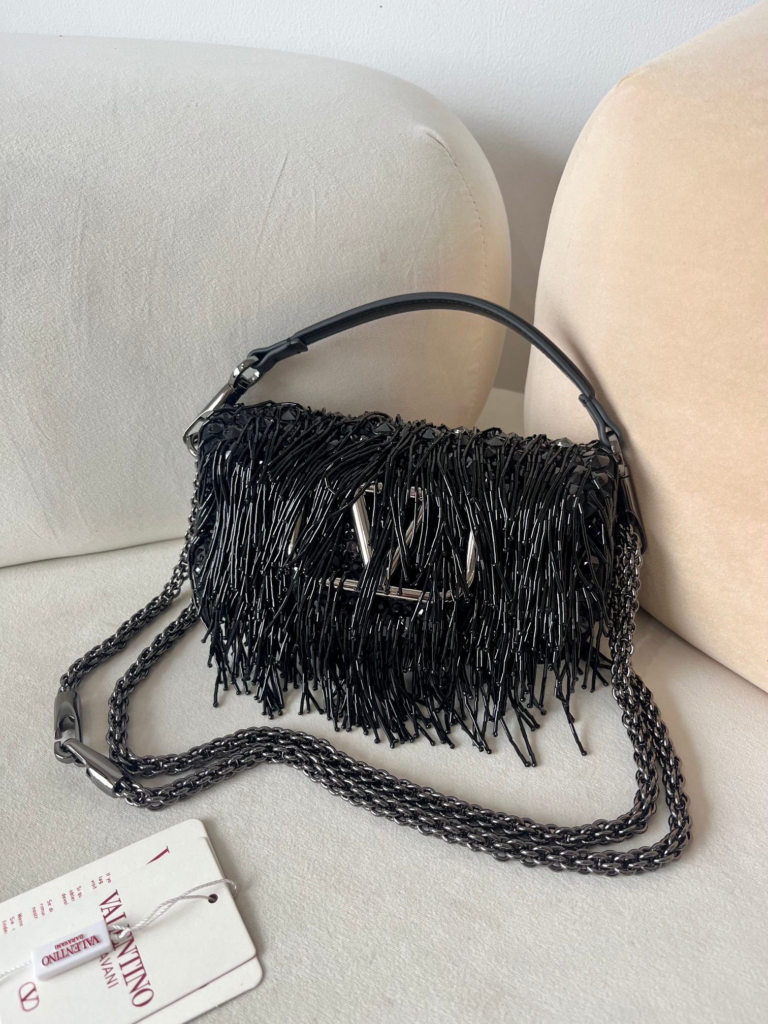 Bagsaaa Va1e*ntin0 Garavani Locò small embellished shoulder bag in black - 19cm