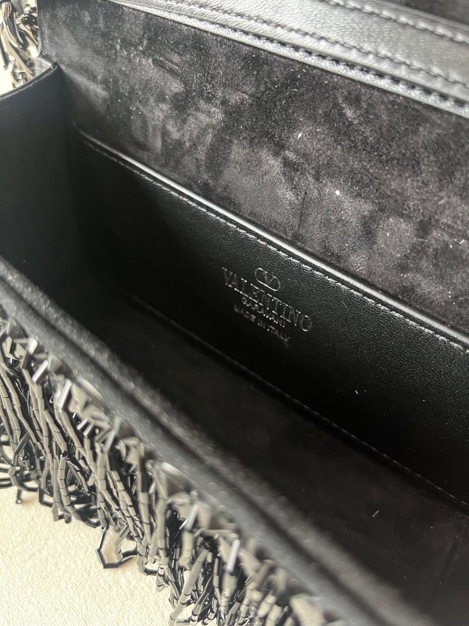 Bagsaaa Va1e*ntin0 Garavani Locò small embellished shoulder bag in black - 19cm