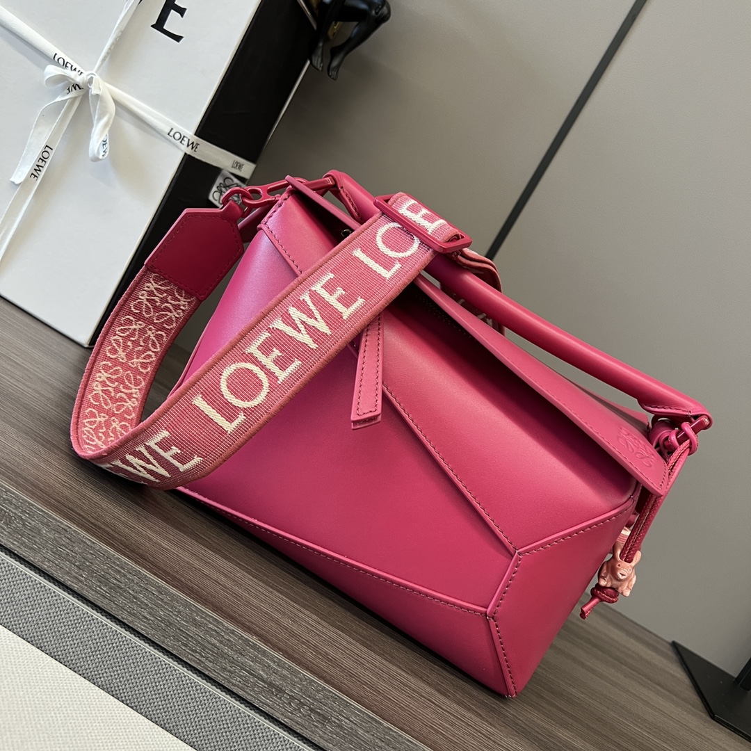 Bagsaaa L0ew* Puzzle bag in fuchsia with a wide logo-print strap - 24cm