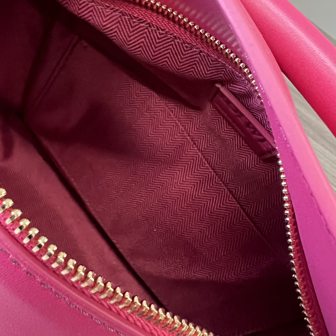 Bagsaaa L0ew* Puzzle bag in fuchsia with a wide logo-print strap - 24cm