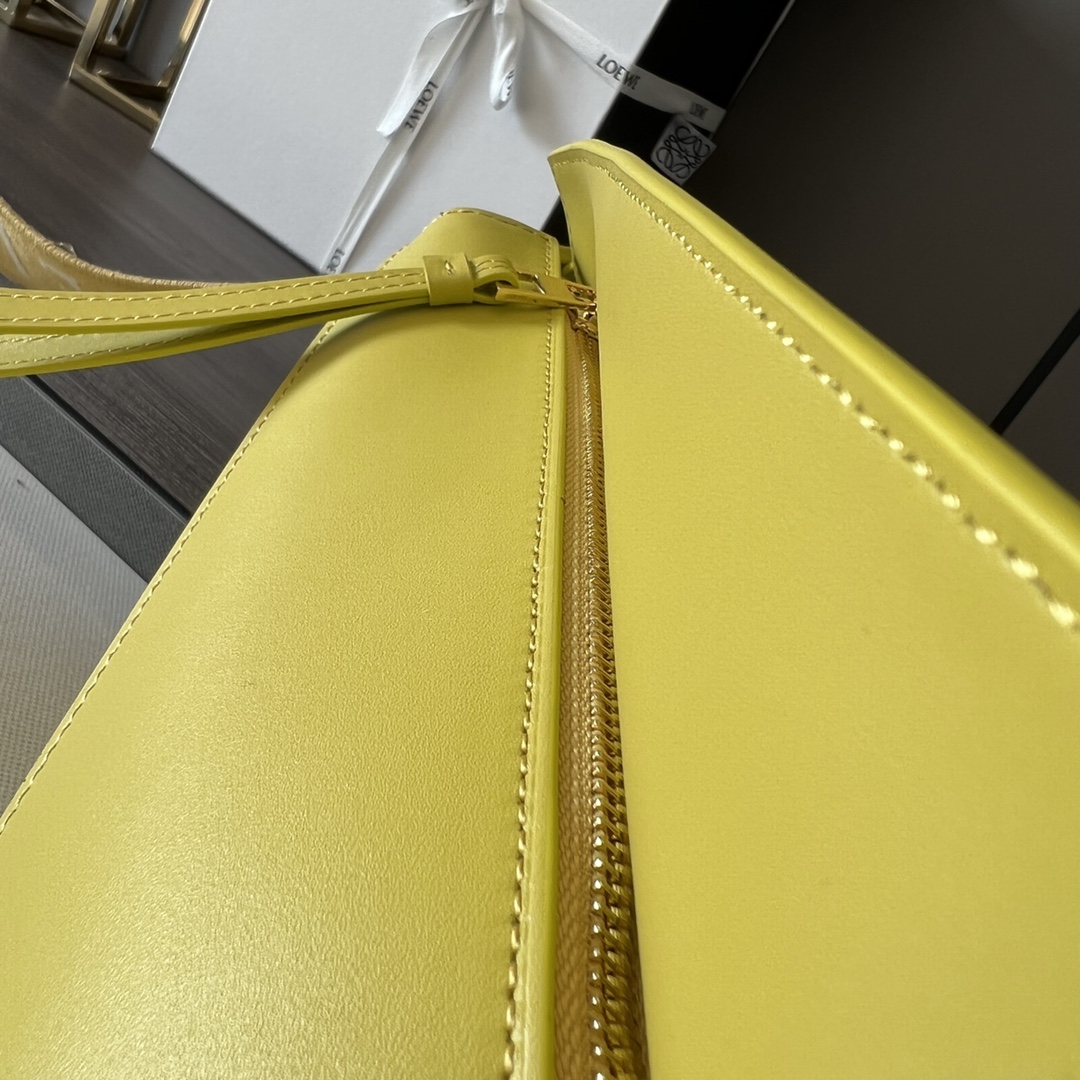 Bagsaaa L0ew* Puzzle bag in lime yellow with a wide logo-print strap - 24cm