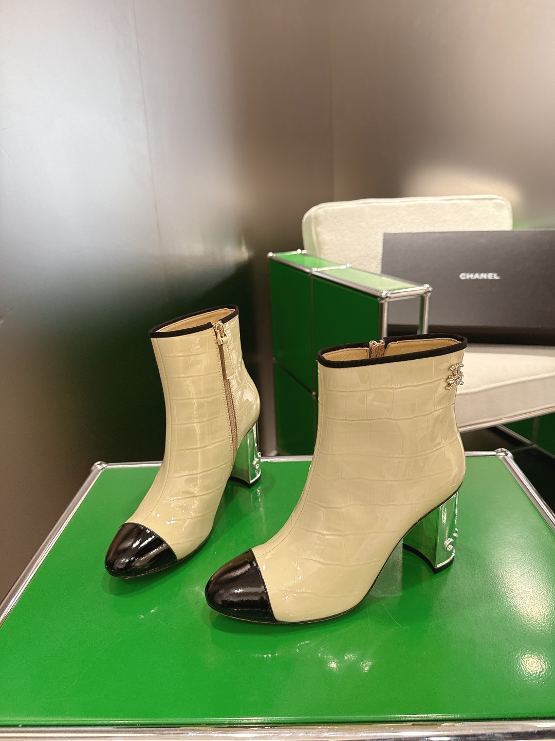 Bagsaaa Ch**el ankle boots with a cap toe beige