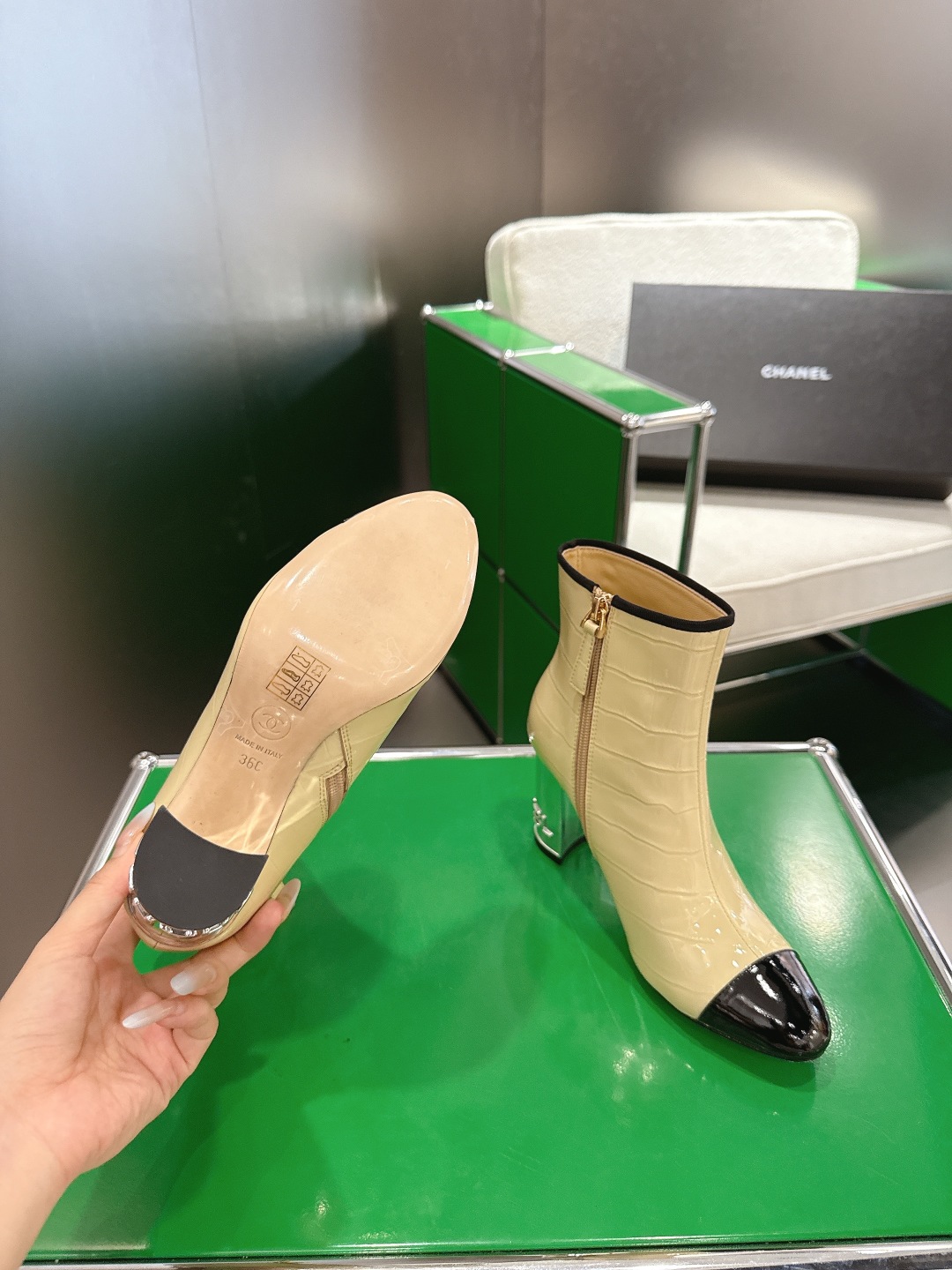 Bagsaaa Ch**el ankle boots with a cap toe beige