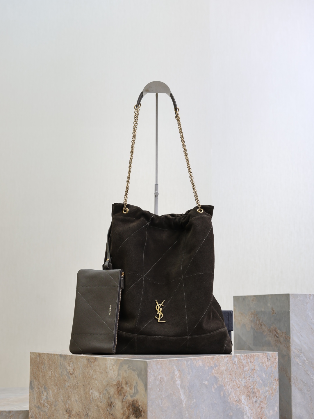 Bagsaaa Y51 Jamie large Pochon in suede 828350 Light Musk - 41cm