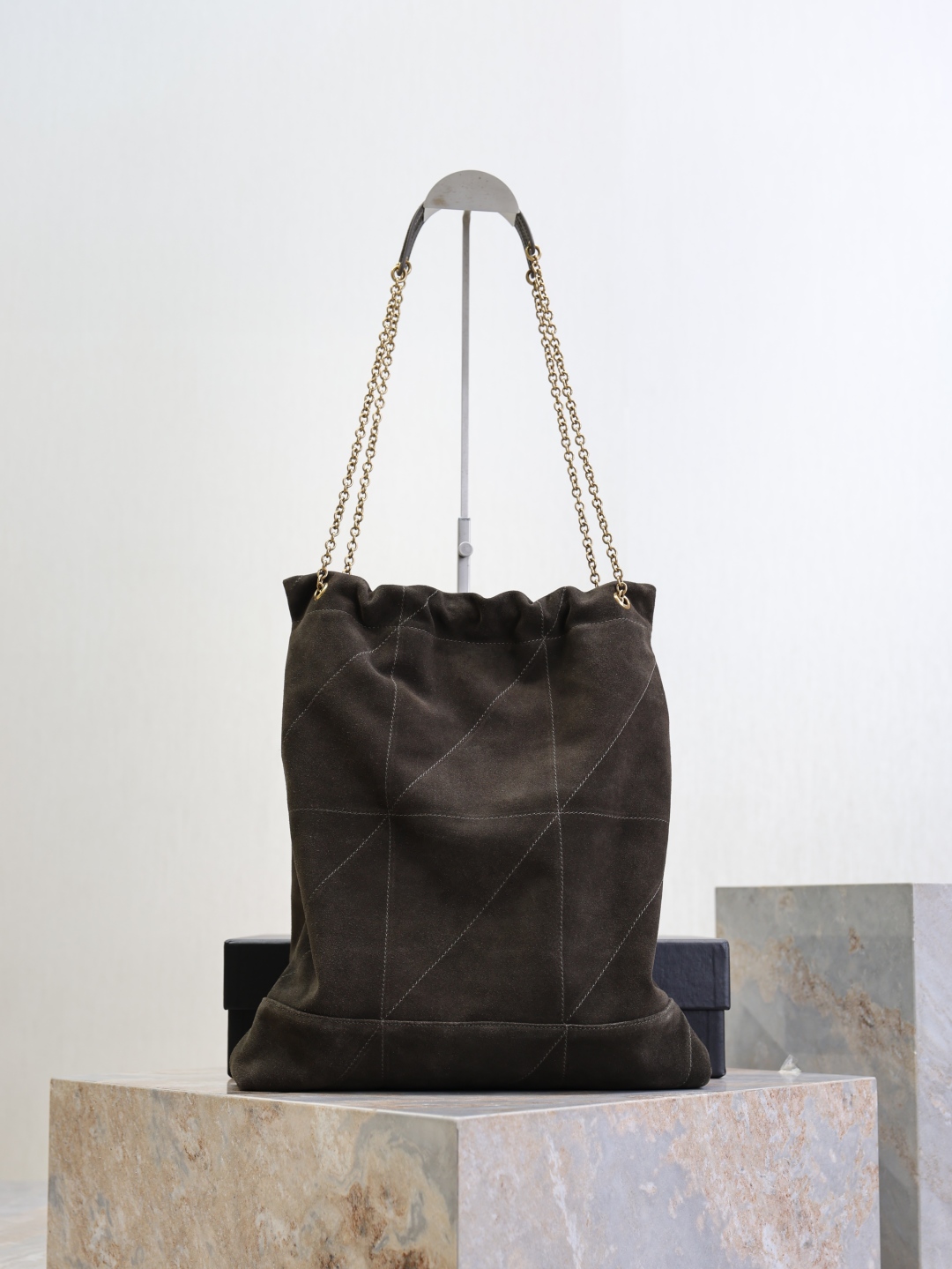 Bagsaaa Y51 Jamie large Pochon in suede 828350 Light Musk - 41cm