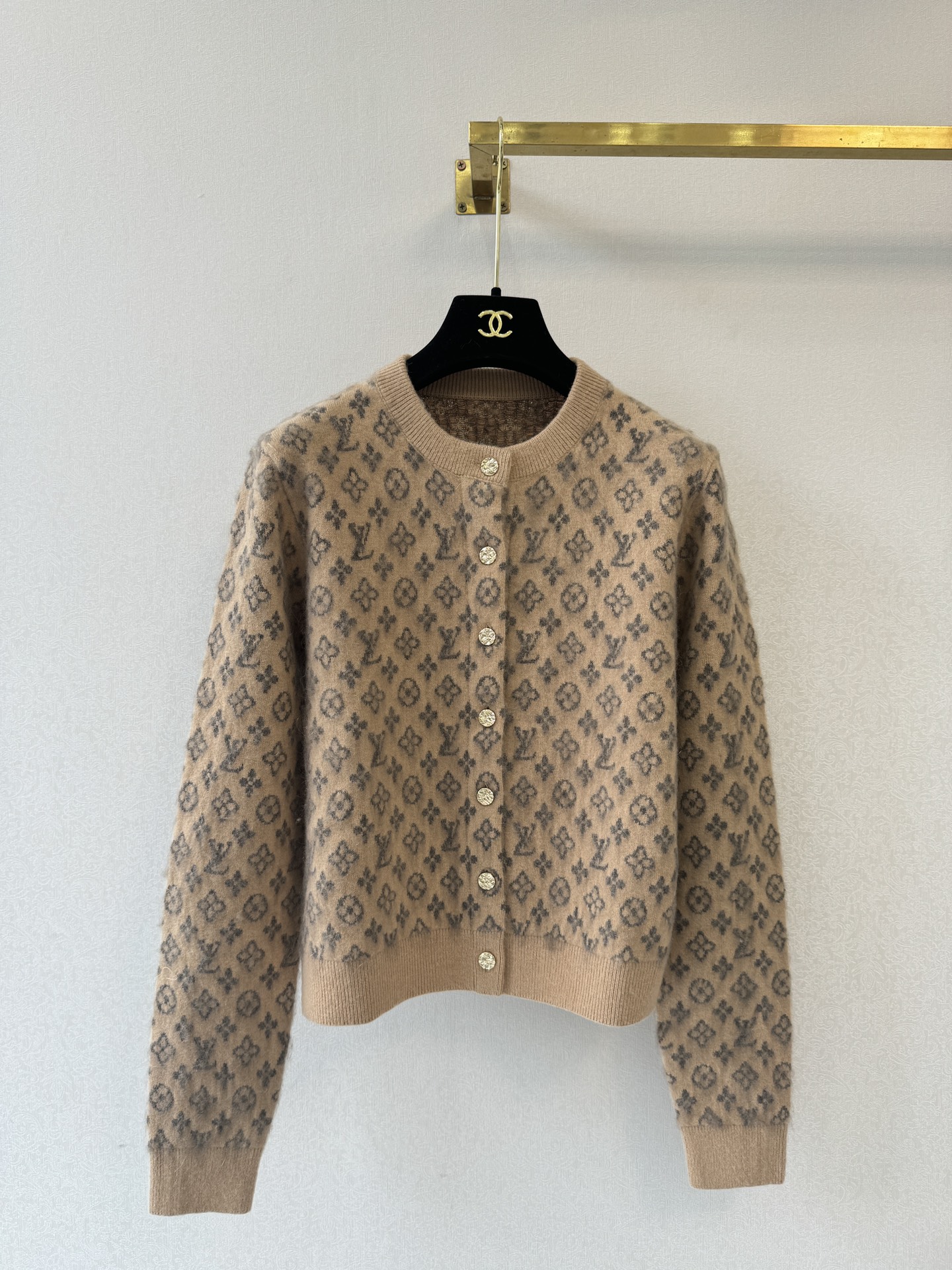 Bagsaa L0vis Vvtt0n Brushed Monogram Cardigan beige