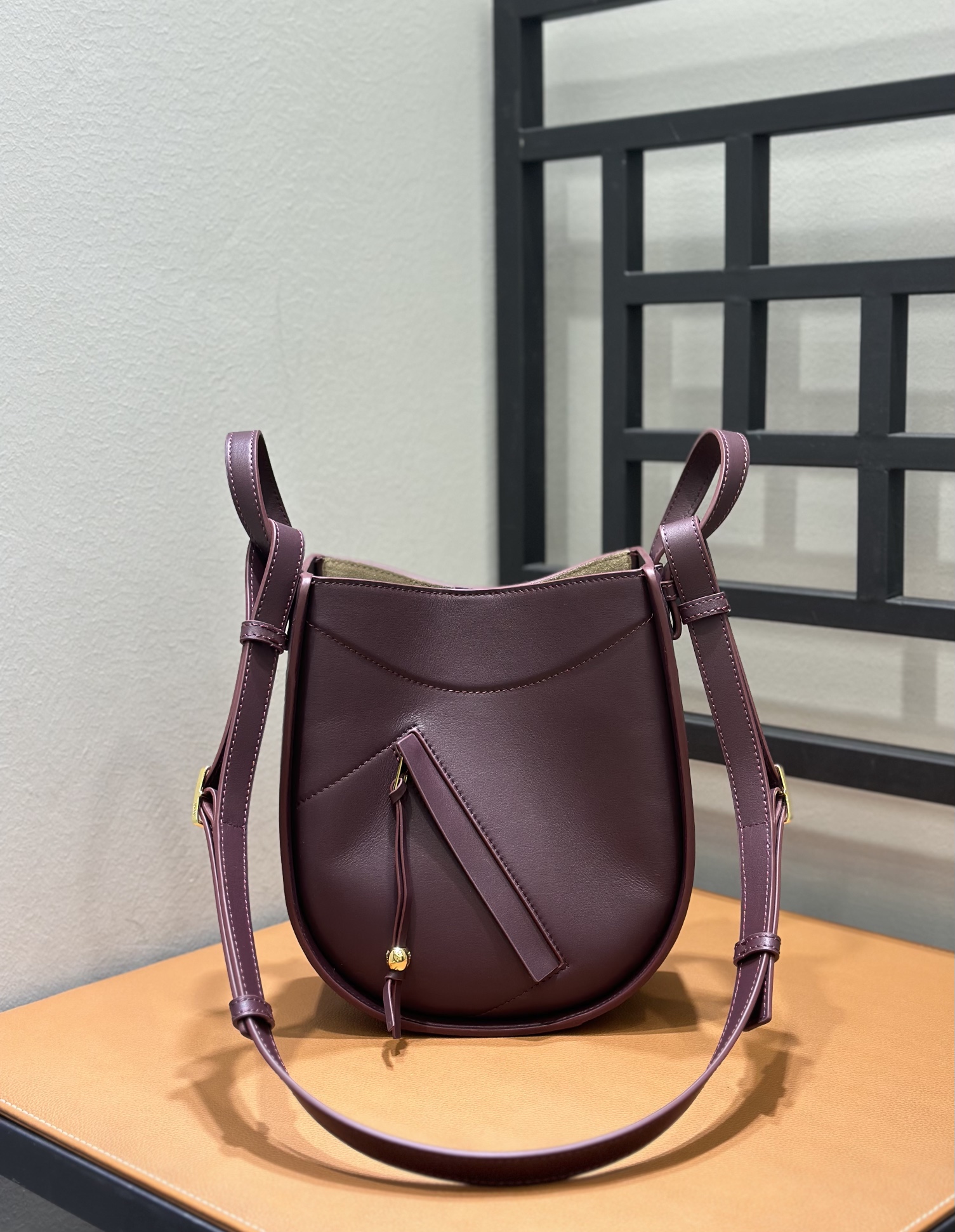 Bagsaaa L0ew* Hammock Slice bag in dark burgundy - 24cm