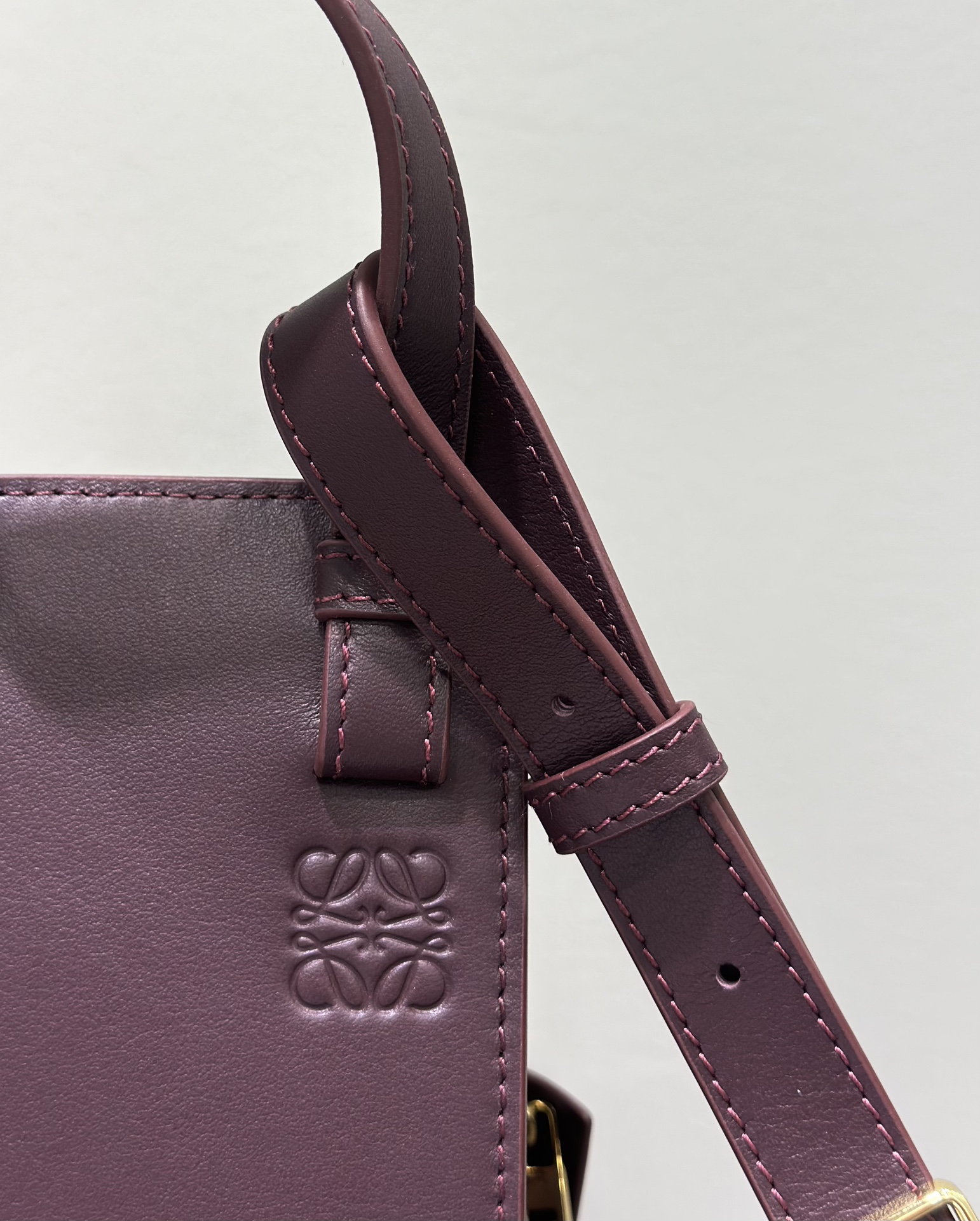 Bagsaaa L0ew* Hammock Slice bag in dark burgundy - 24cm