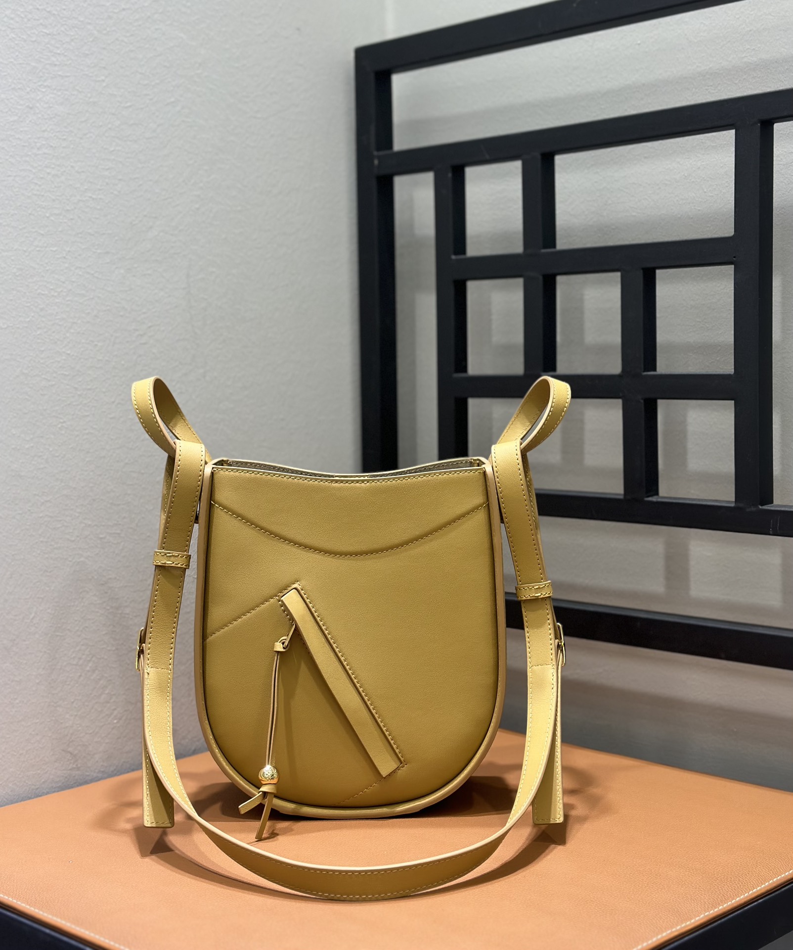 Bagsaaa L0ew* Hammock Slice bag in yellow - 24cm