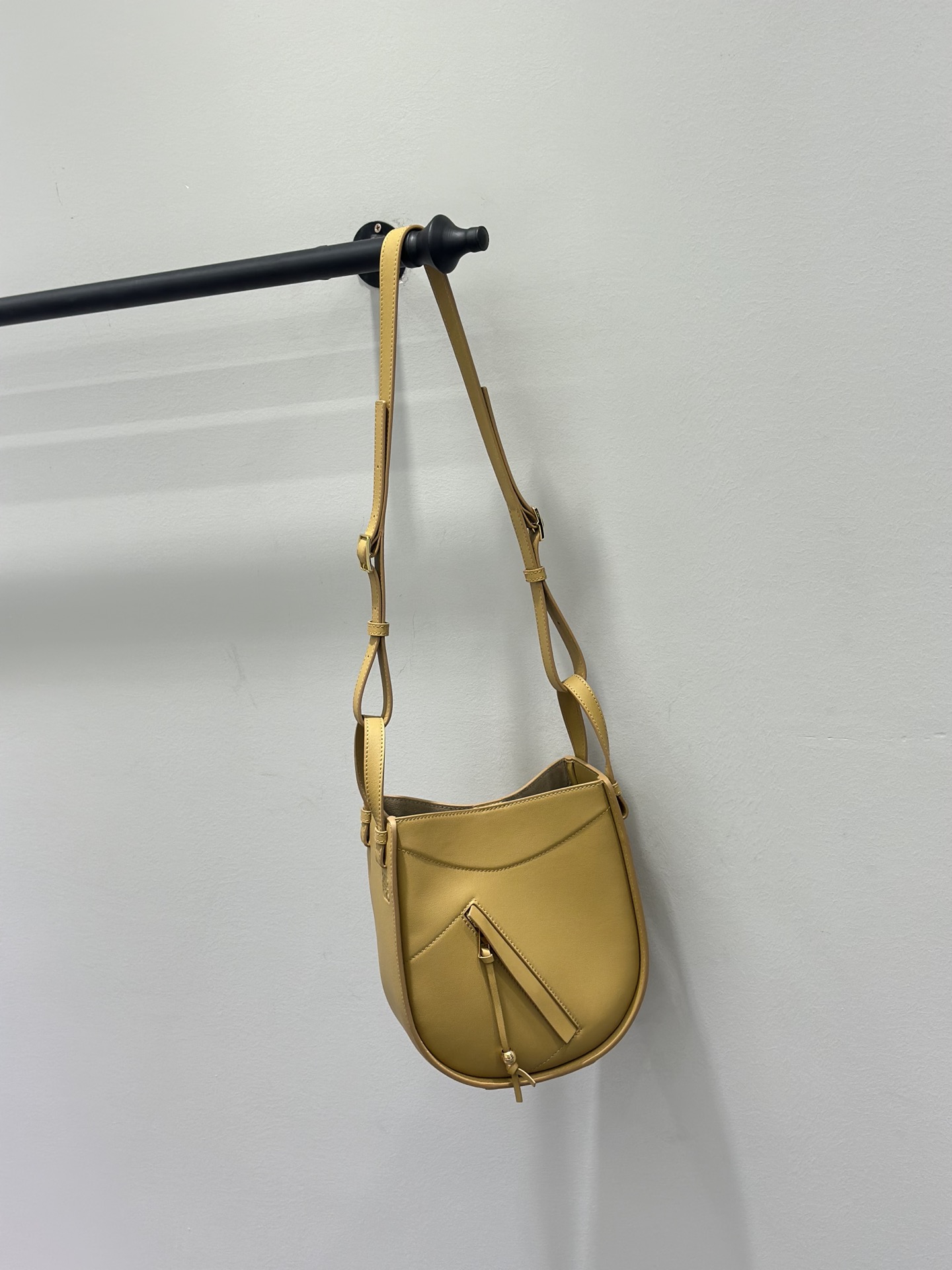 Bagsaaa L0ew* Hammock Slice bag in yellow - 24cm