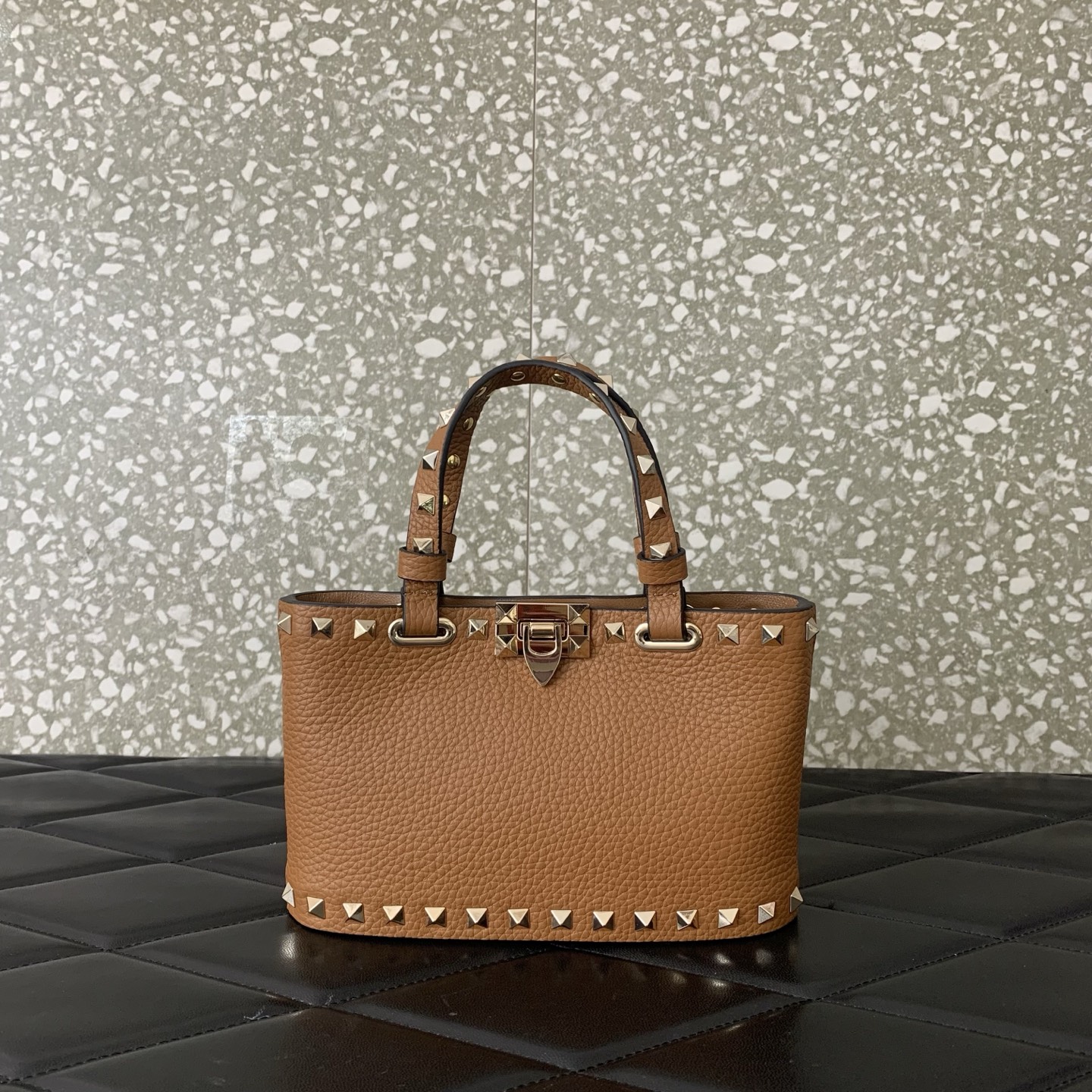 Bagsaaa Va1e*ntin0 Garavani Rockstud mini grained leather top handle bag brown - 18.5cm