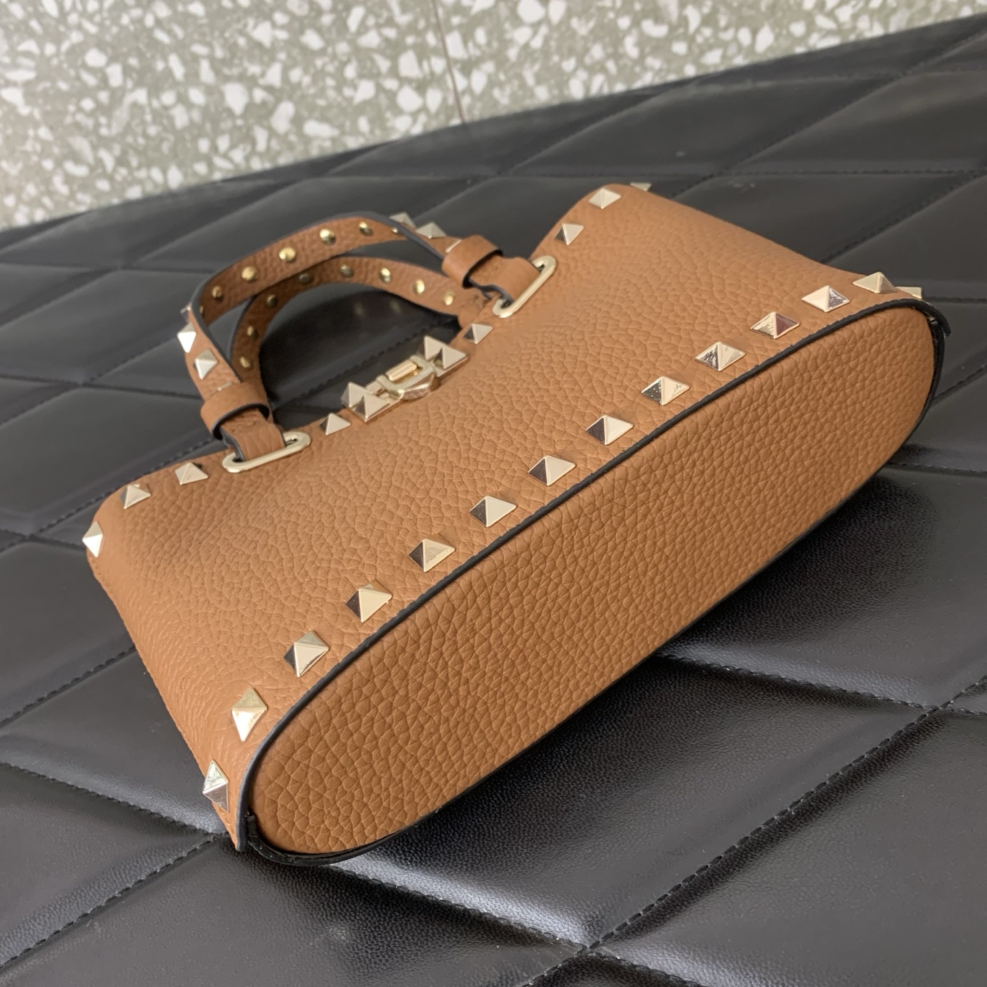 Bagsaaa Va1e*ntin0 Garavani Rockstud mini grained leather top handle bag brown - 18.5cm