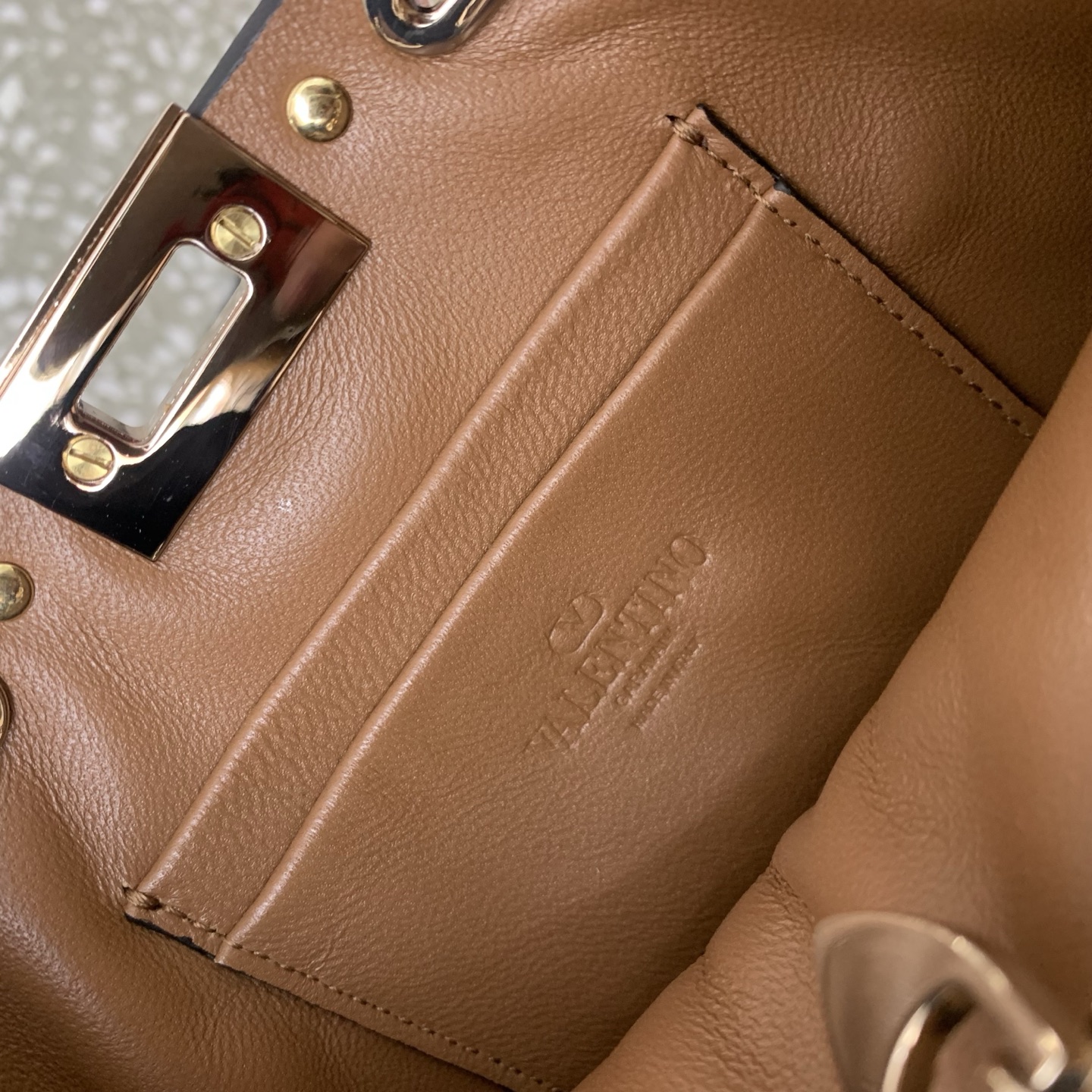 Bagsaaa Va1e*ntin0 Garavani Rockstud mini grained leather top handle bag brown - 18.5cm