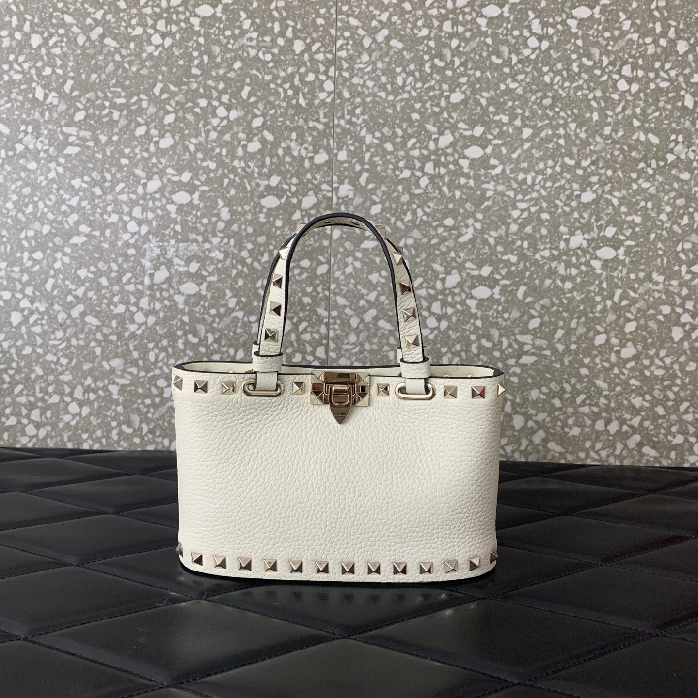 Bagsaaa Va1e*ntin0 Garavani Rockstud mini grained leather top handle bag white - 18.5cm