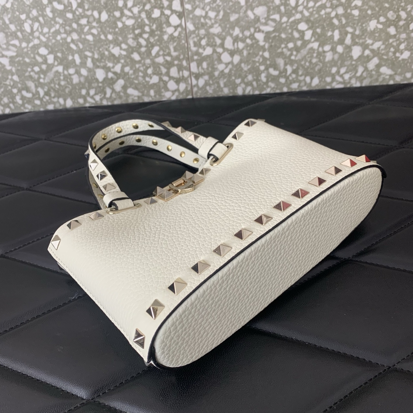 Bagsaaa Va1e*ntin0 Garavani Rockstud mini grained leather top handle bag white - 18.5cm