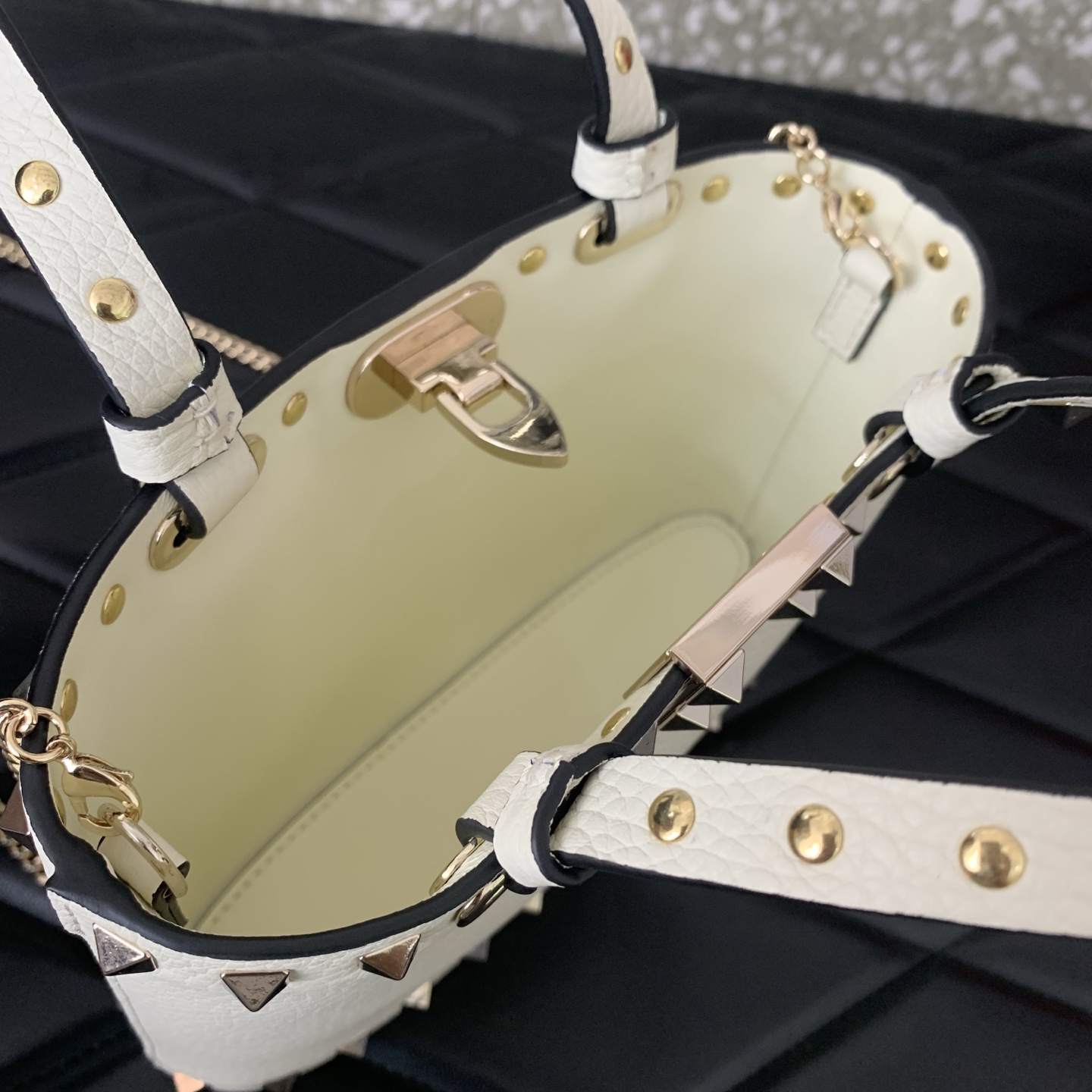 Bagsaaa Va1e*ntin0 Garavani Rockstud mini grained leather top handle bag white - 18.5cm