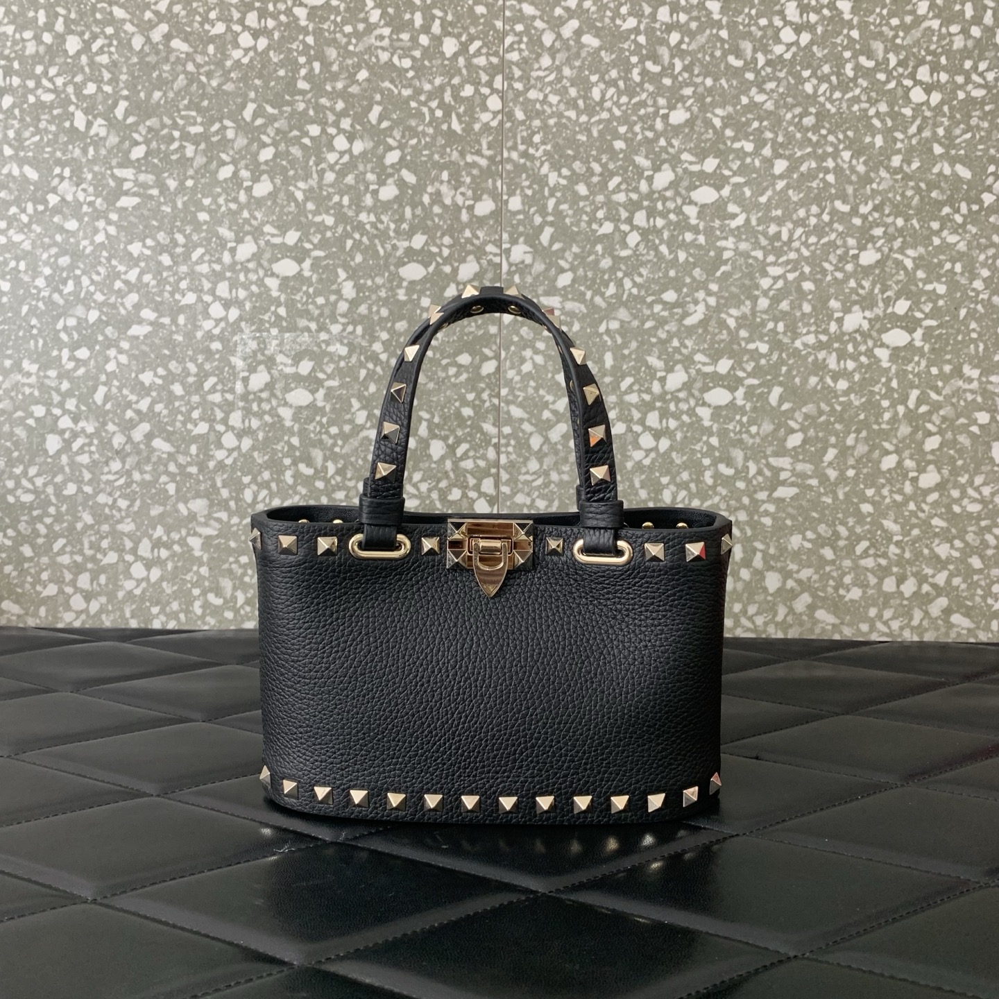 Bagsaaa Va1e*ntin0 Garavani Rockstud mini grained leather top handle bag black - 18.5cm