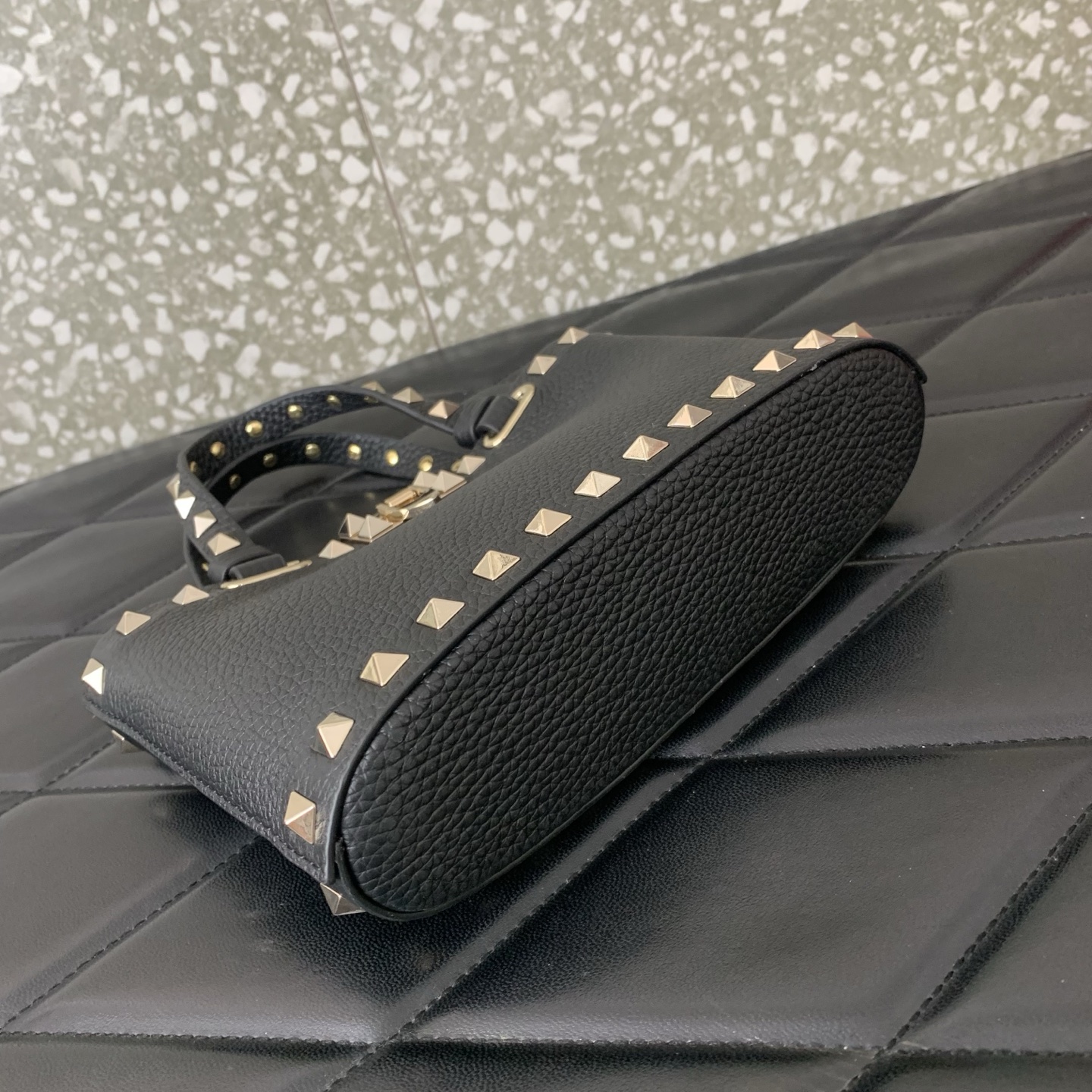 Bagsaaa Va1e*ntin0 Garavani Rockstud mini grained leather top handle bag black - 18.5cm