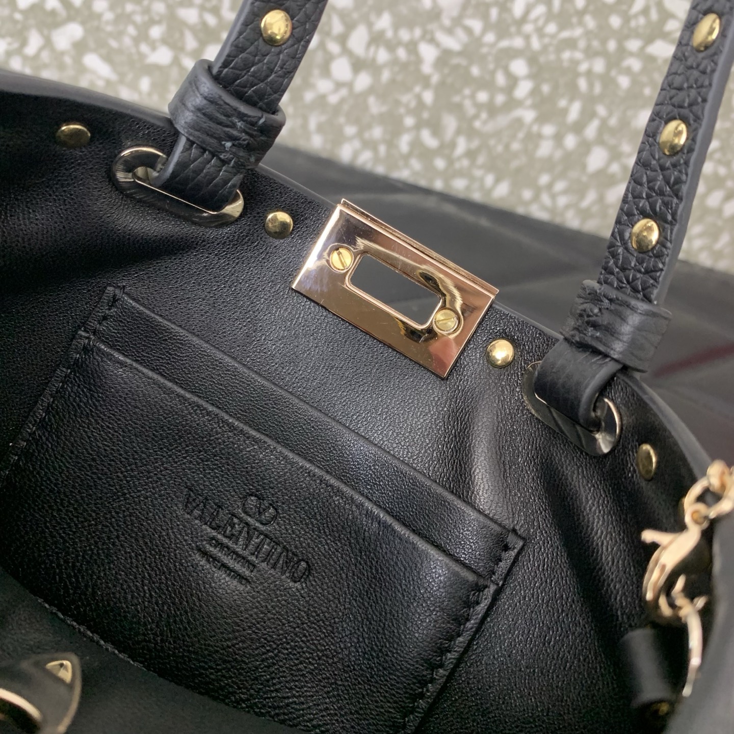 Bagsaaa Va1e*ntin0 Garavani Rockstud mini grained leather top handle bag black - 18.5cm