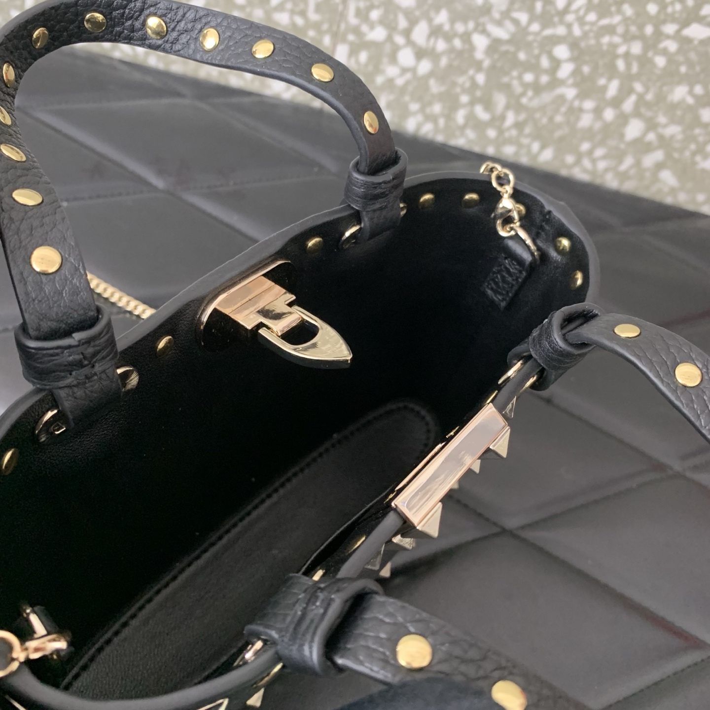 Bagsaaa Va1e*ntin0 Garavani Rockstud mini grained leather top handle bag black - 18.5cm