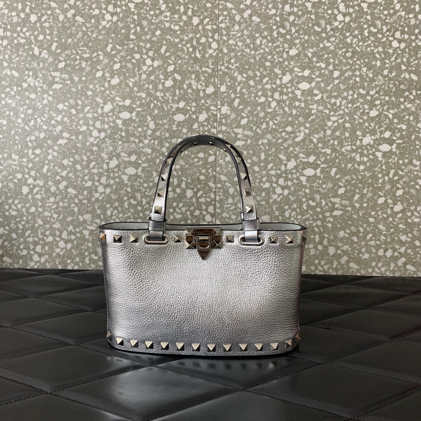 Bagsaaa Va1e*ntin0 Garavani Rockstud mini grained leather top handle bag silver - 18.5cm