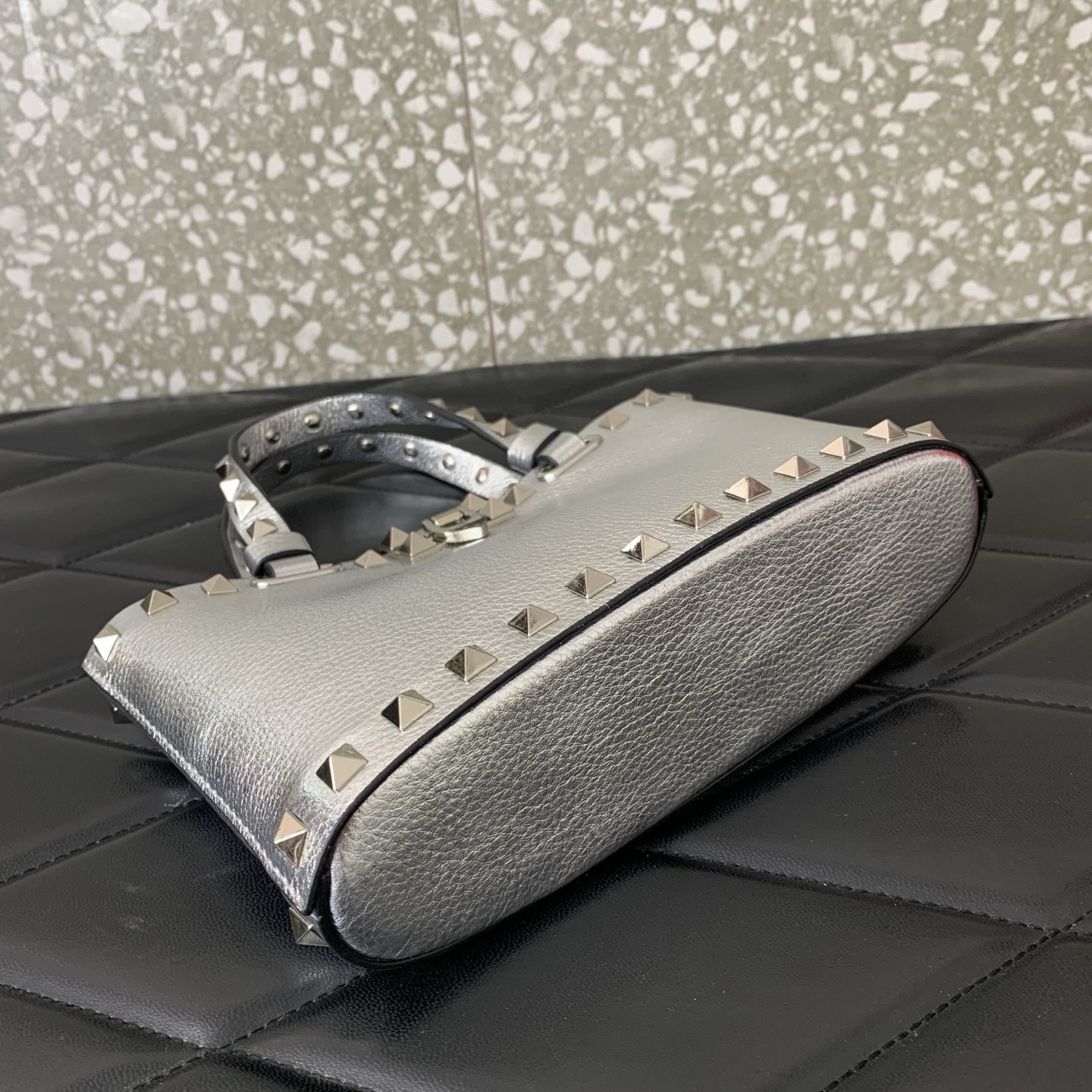 Bagsaaa Va1e*ntin0 Garavani Rockstud mini grained leather top handle bag silver - 18.5cm