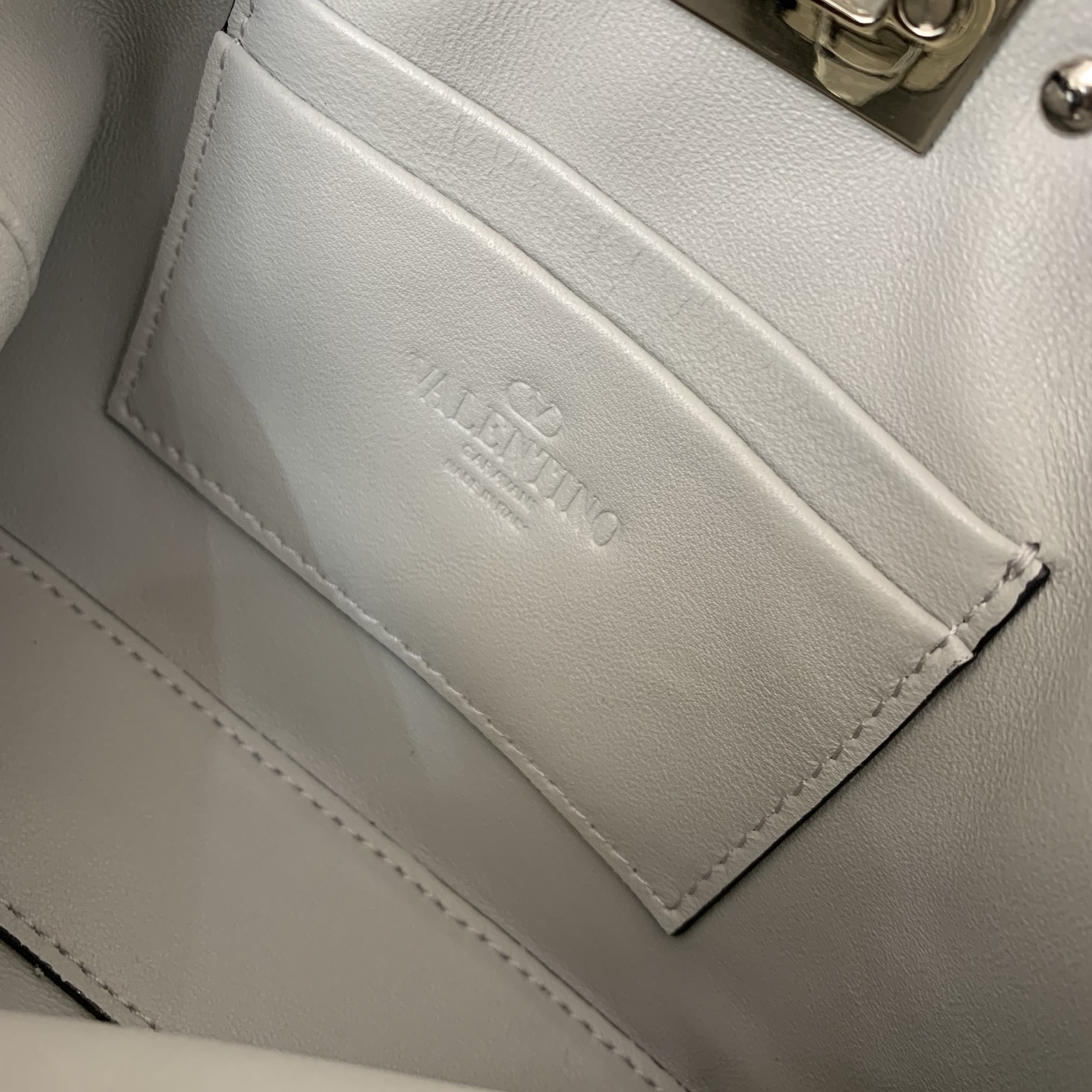 Bagsaaa Va1e*ntin0 Garavani Rockstud mini grained leather top handle bag silver - 18.5cm