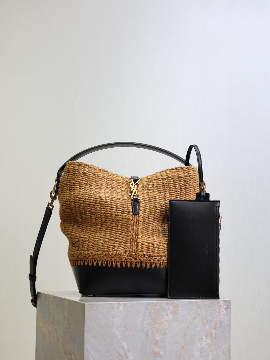 Bagsaaa Sa1nt Lau*nt Le 37 bucket bag in woven raffia - 25cm