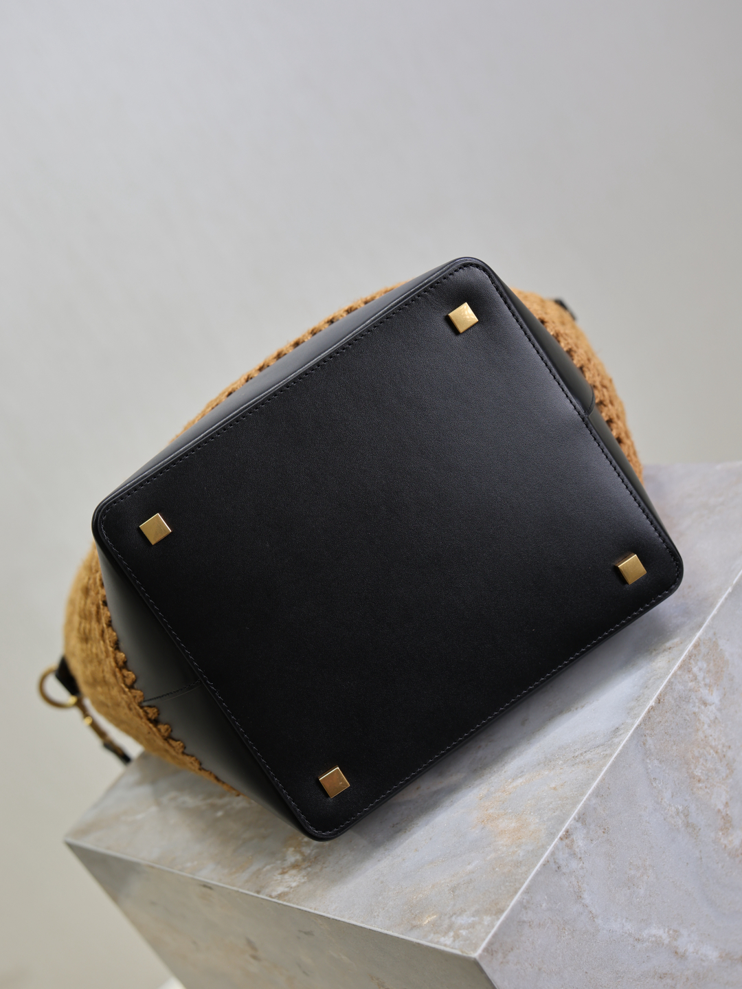 Bagsaaa Sa1nt Lau*nt Le 37 bucket bag in woven raffia - 25cm