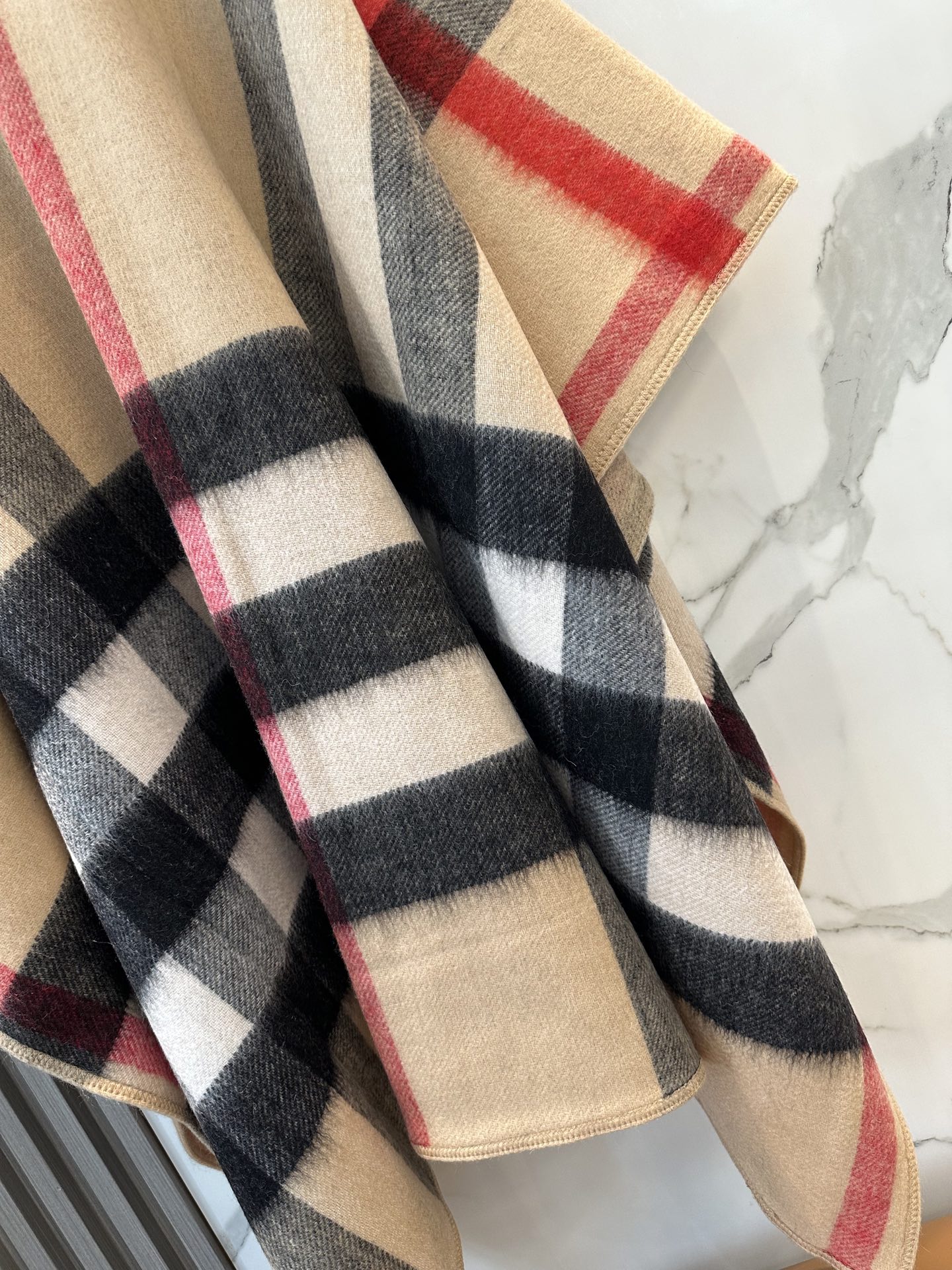 Bagsaaa Bv*b*rry Check Wool Cashmere Cape beige - 140*140cm