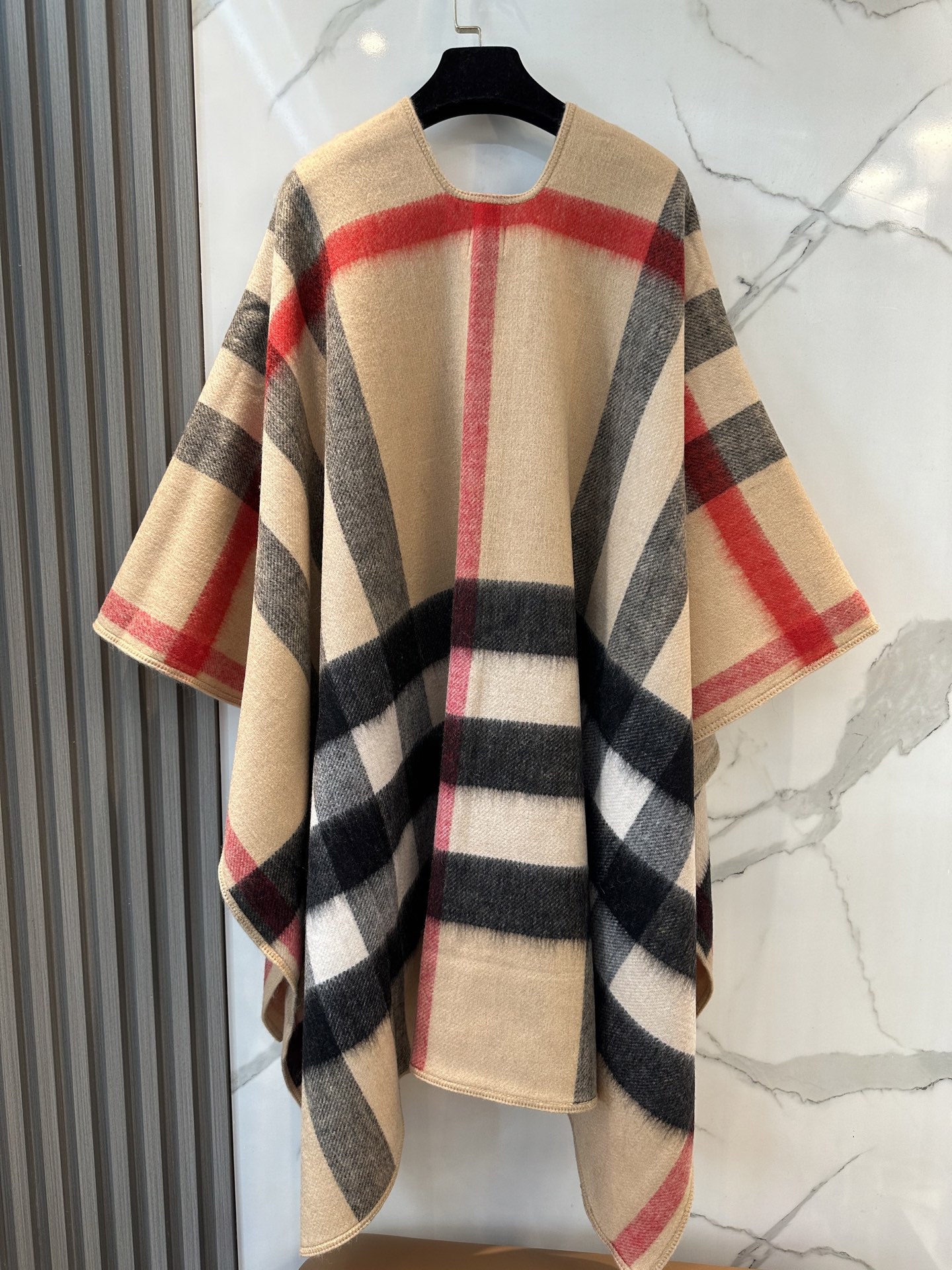 Bagsaaa Bv*b*rry Check Wool Cashmere Cape beige - 140*140cm