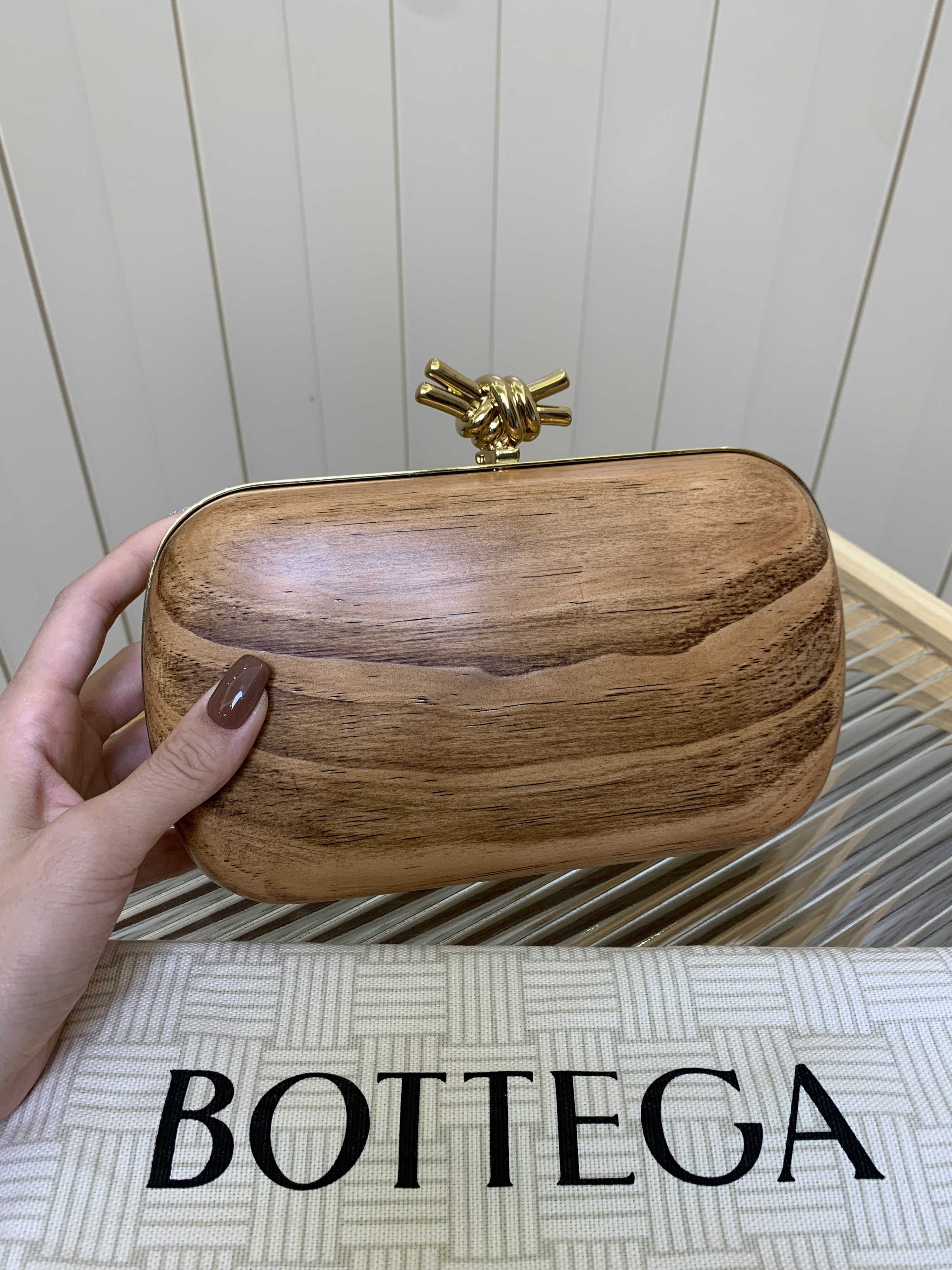 Bagsaaa B0tt*ga Ven*ta Knot clutch bag with a wooden exterior - 19cm