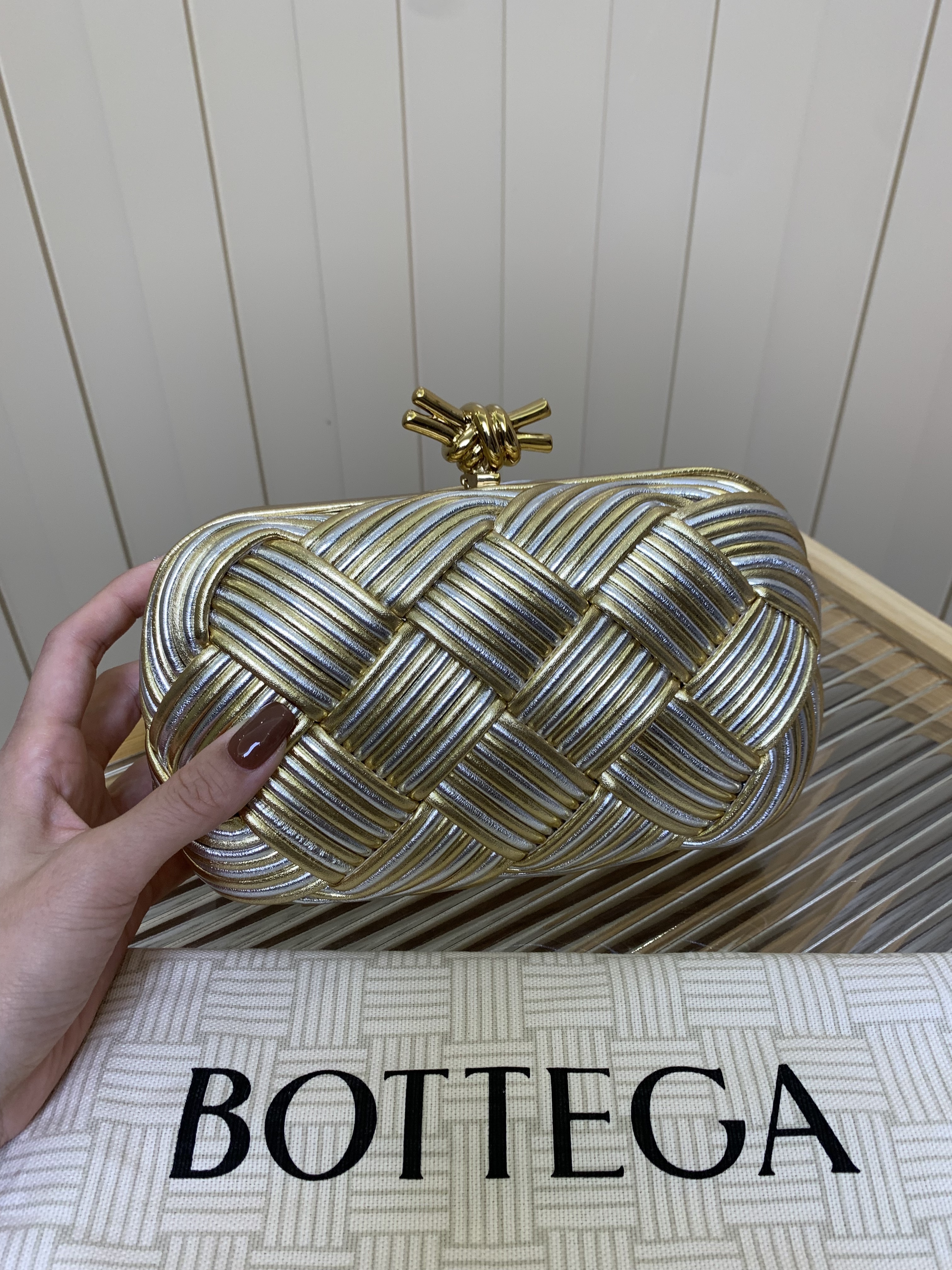 Bagsaaa B0tt*ga Ven*ta Knot clutch bag with a metallic knot clasp closure - 19cm