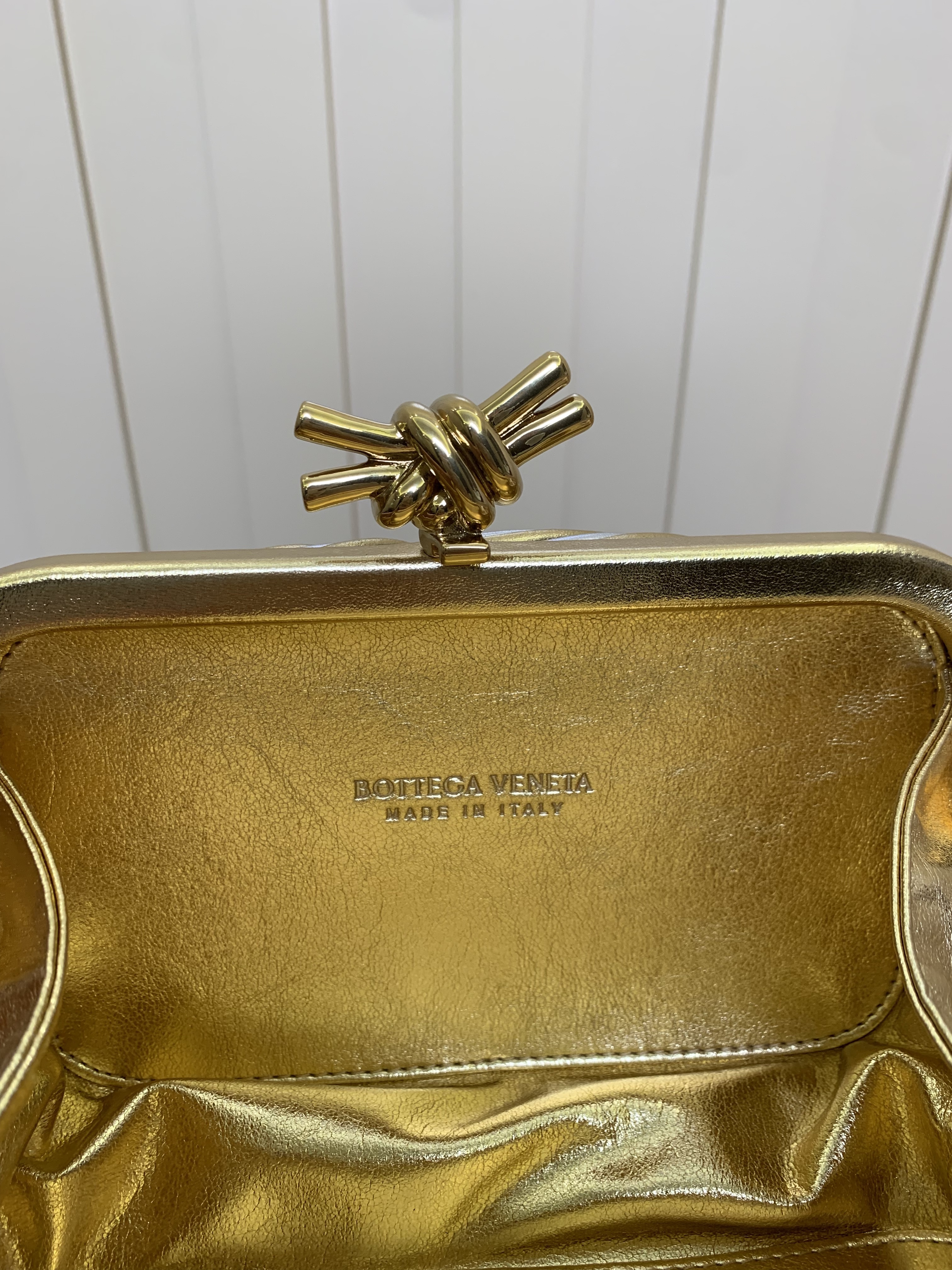 Bagsaaa B0tt*ga Ven*ta Knot clutch bag with a metallic knot clasp closure - 19cm