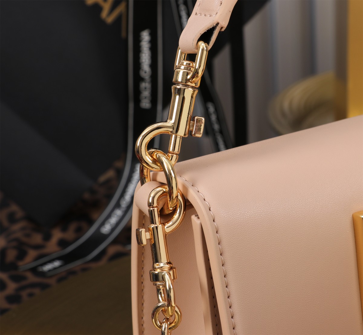 Bagsaaa Dolce & Gabbana 3.5 DG Logo Shoulder Bag nude pink - 19cm
