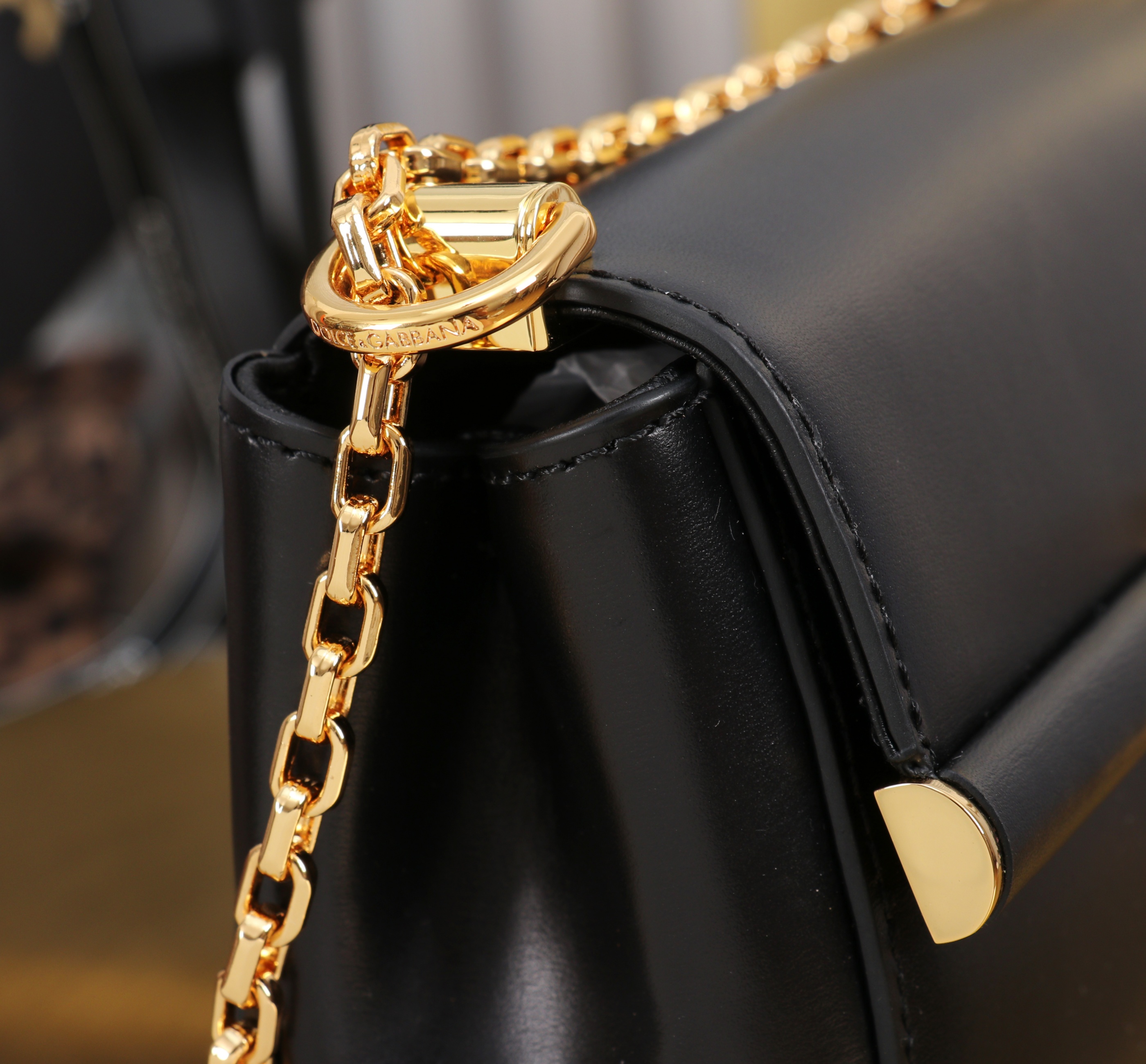 Bagsaaa Dolce & Gabbana Marlene crossbody bag in black - 18cm