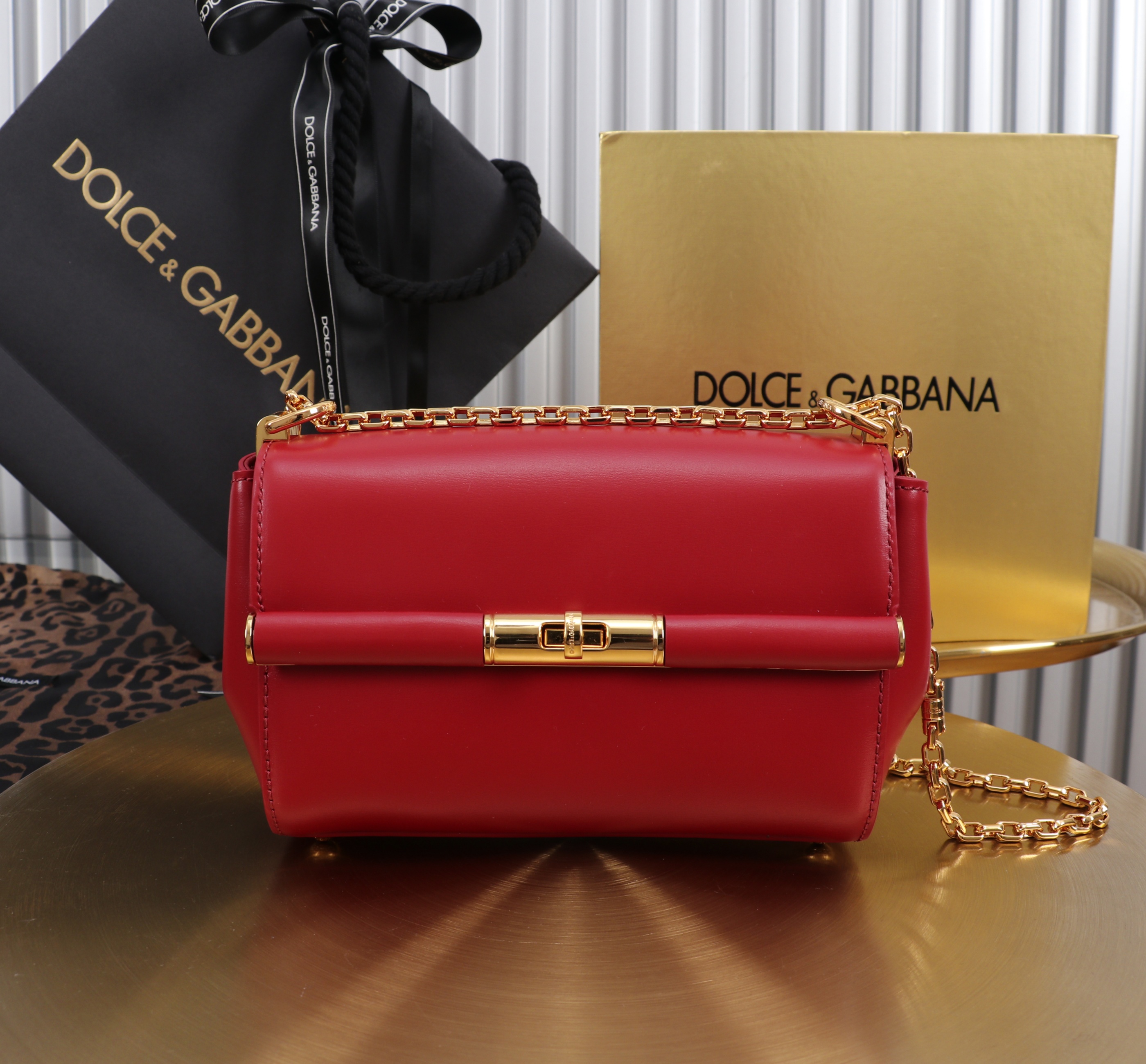 Bagsaaa Dolce & Gabbana Marlene crossbody bag in red - 18cm