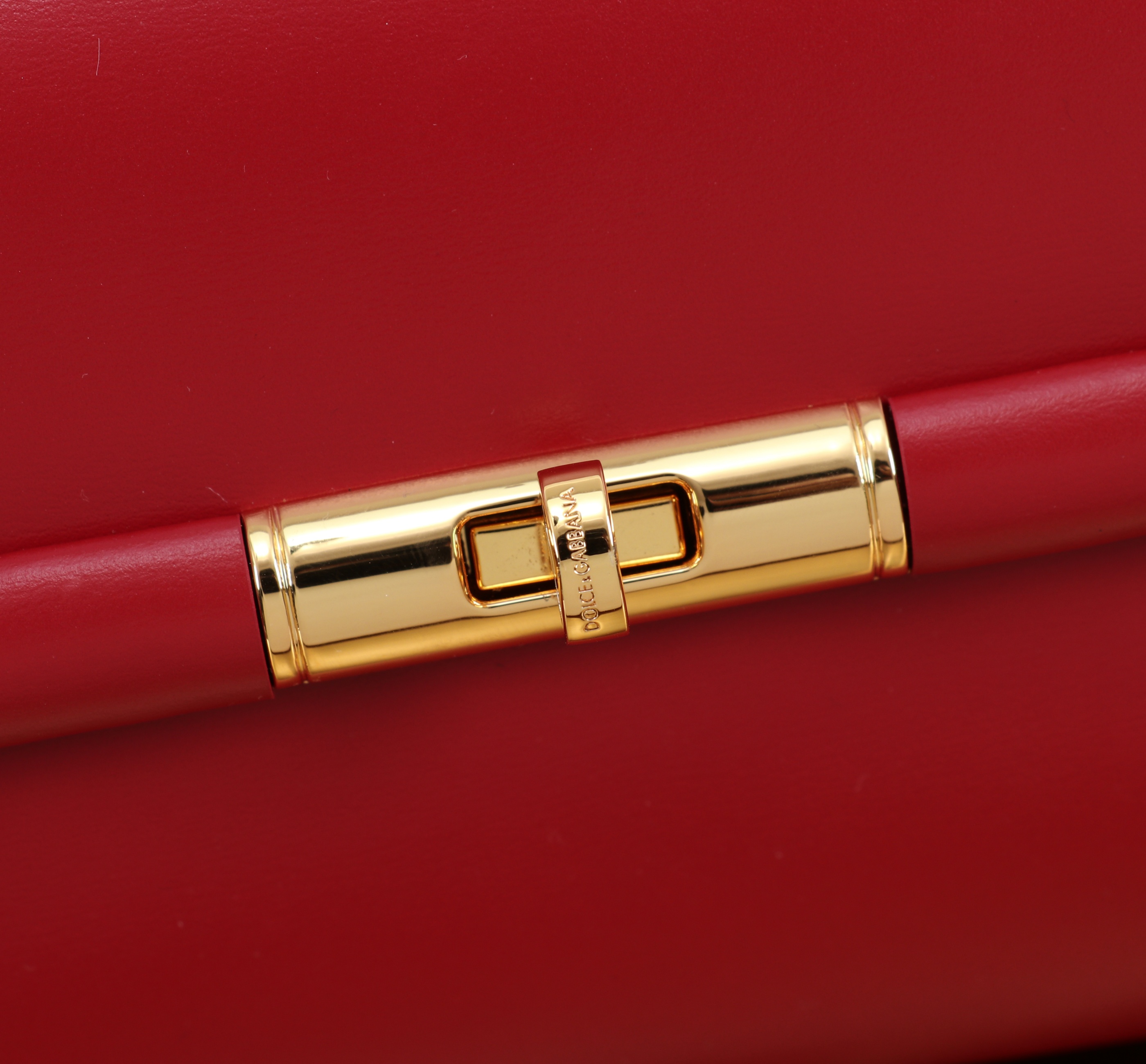 Bagsaaa Dolce & Gabbana Marlene crossbody bag in red - 18cm