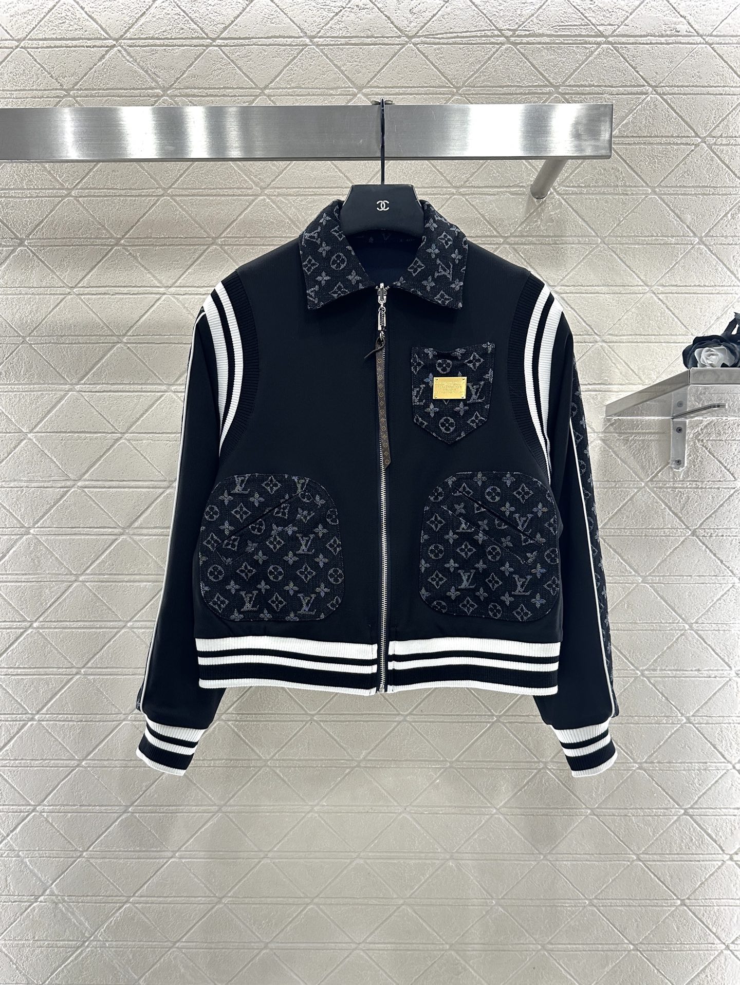 Bagsaaa L0vis Vvtt0n jacket with monogram pattern and white stripes