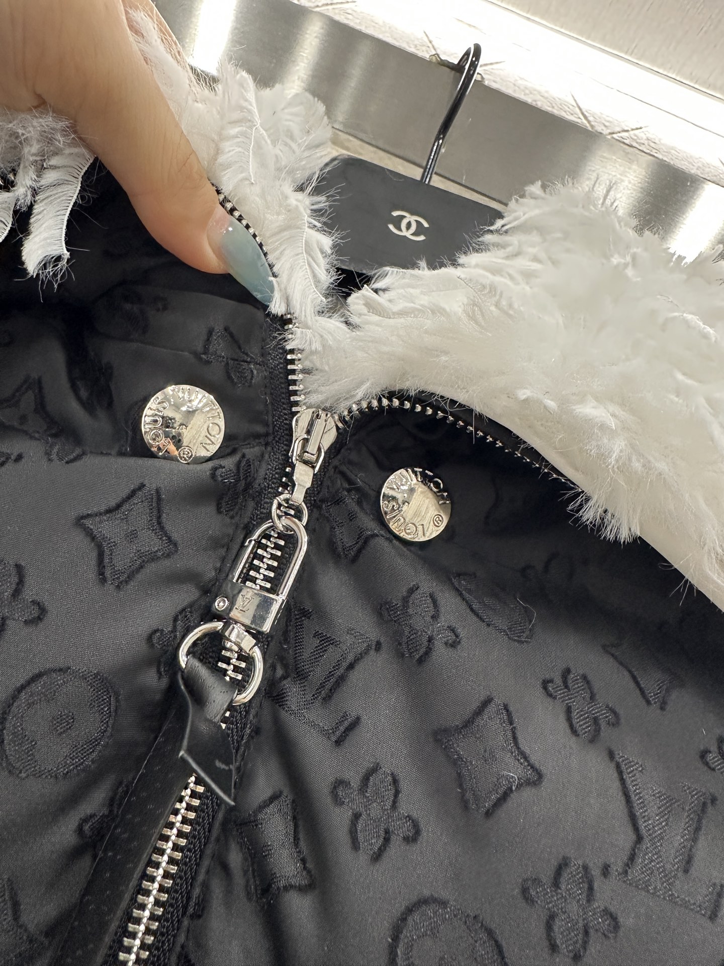 Bagsaaa LV Feather Collar Puffer Jacket Black
