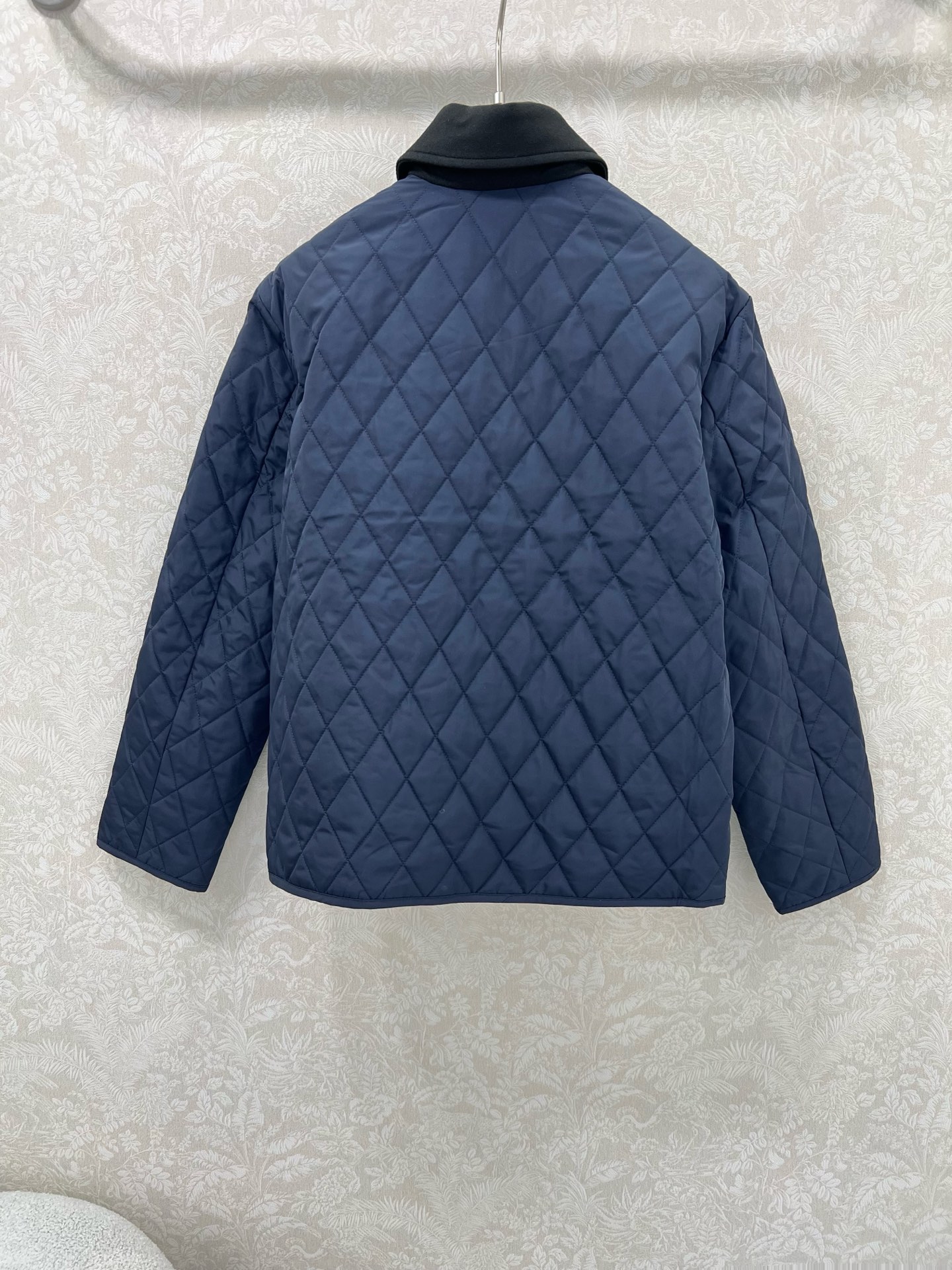 Bagsaaa L0r0 P1ana quilted jacket with a dark collar